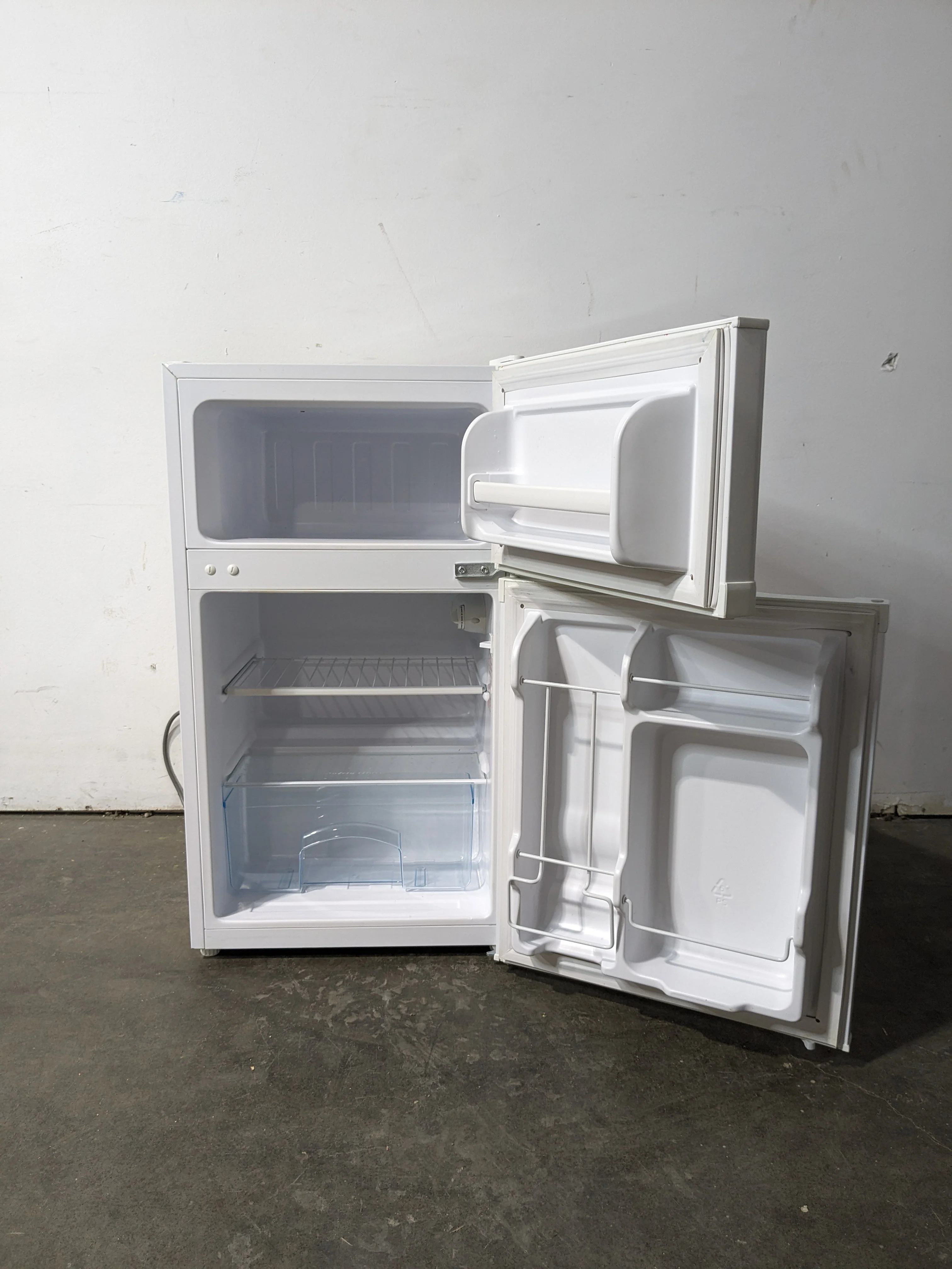 18.5" W Danby White Mini Fridge - Image 3