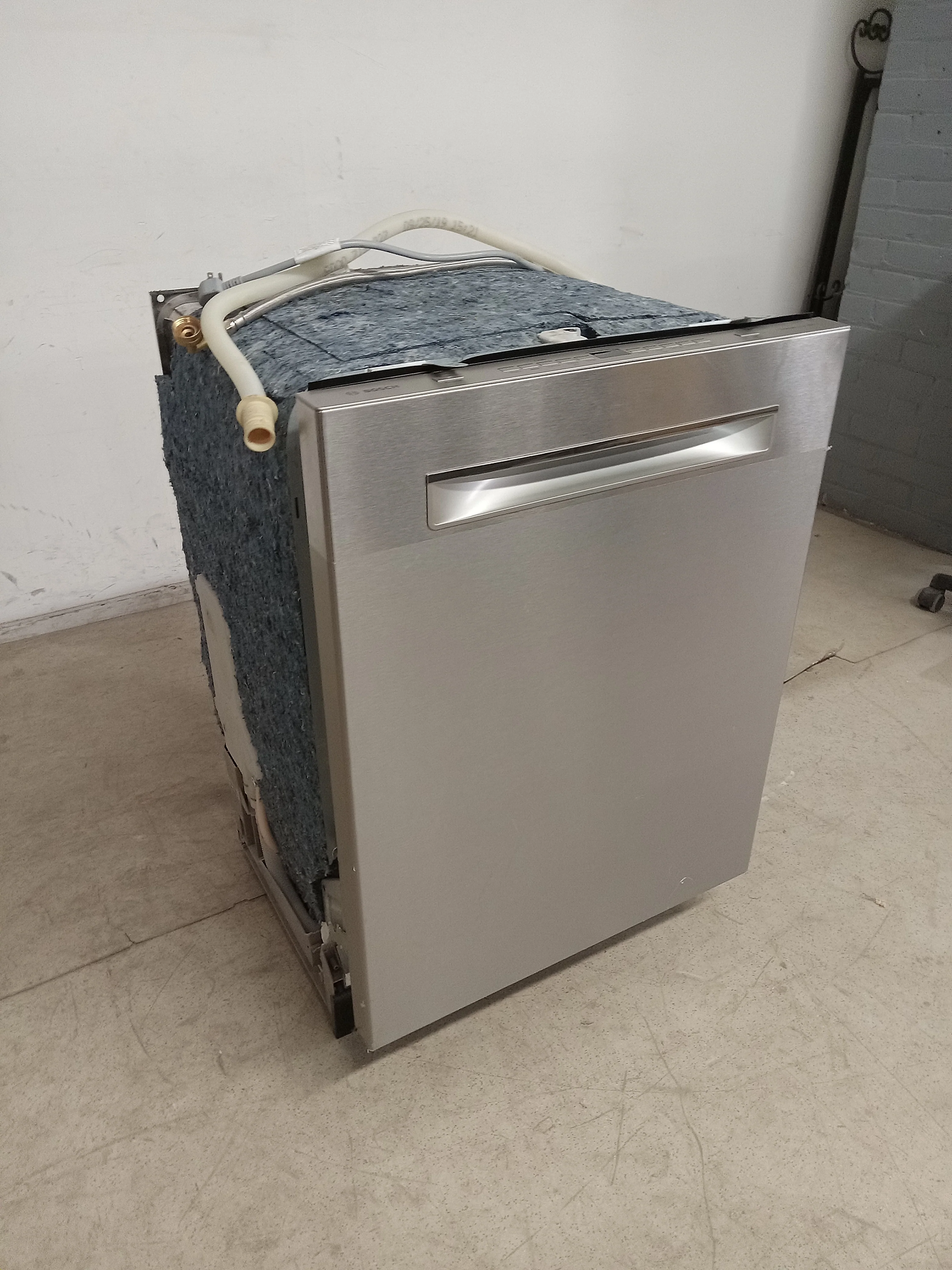 23.25"W Bosch Dishwasher - Image 7