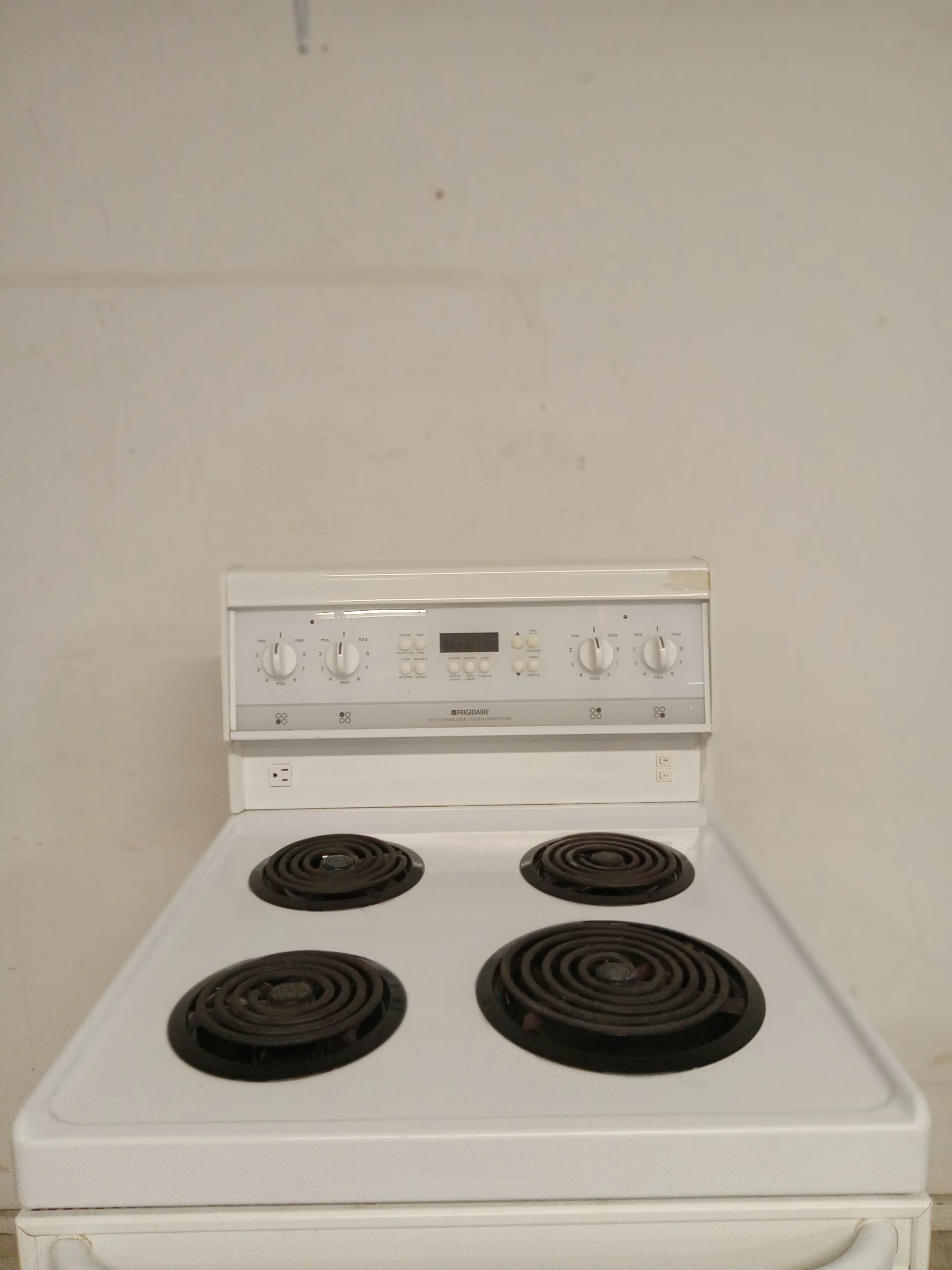 24" Frigidaire Electric Stove - Image 3