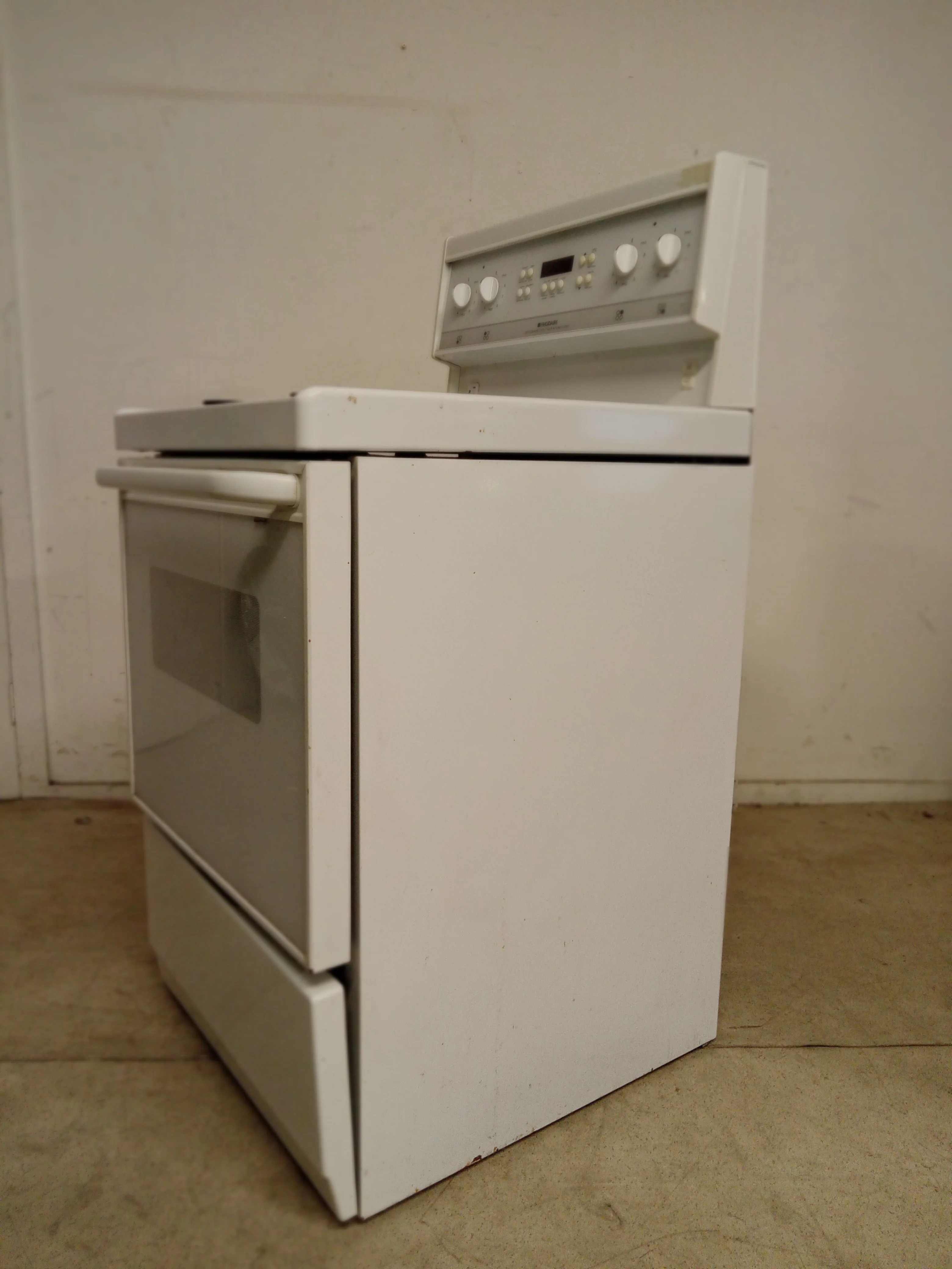 24" Frigidaire Electric Stove - Image 9