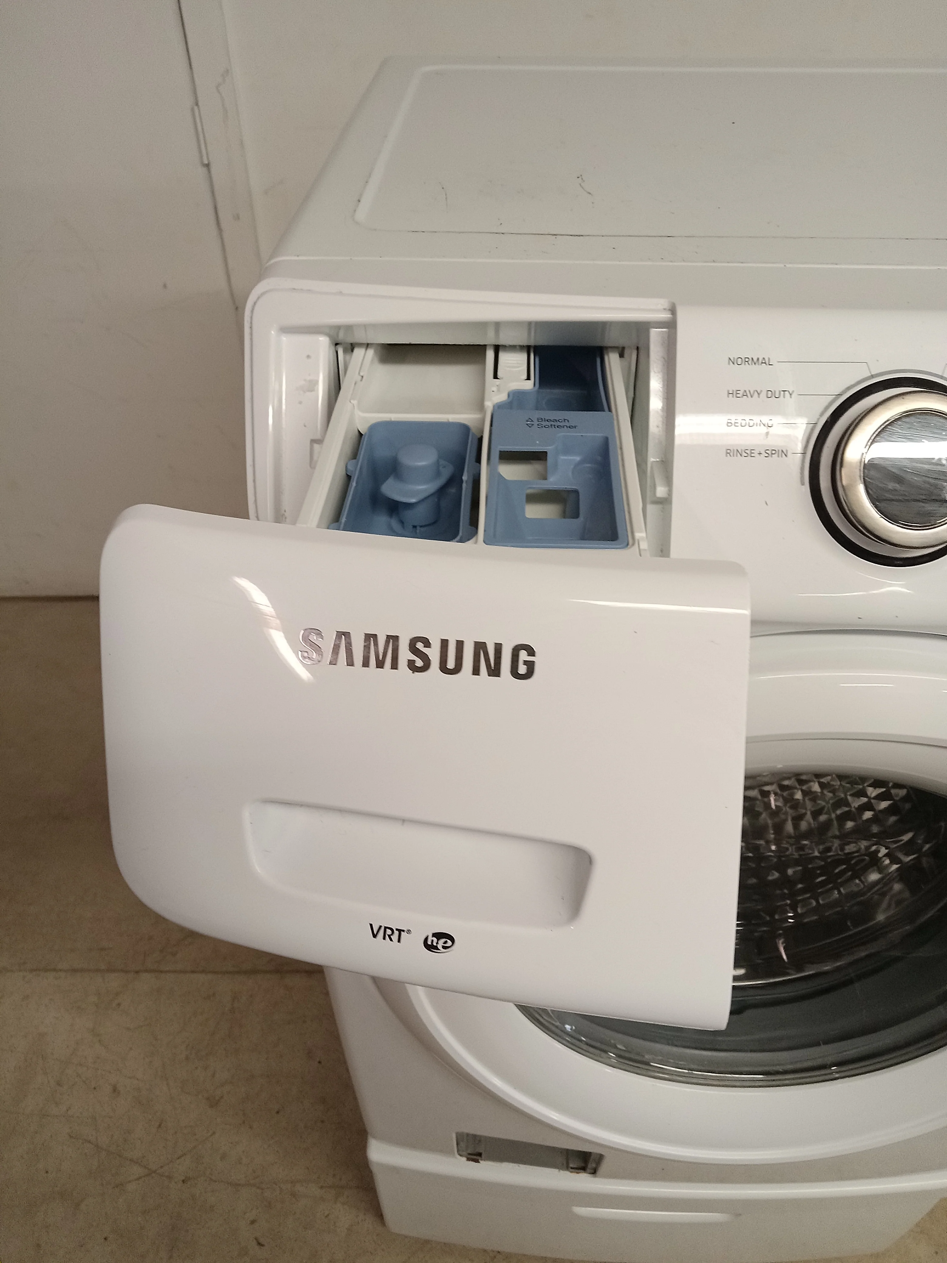 27"W Samsung Washing Machine - Image 5