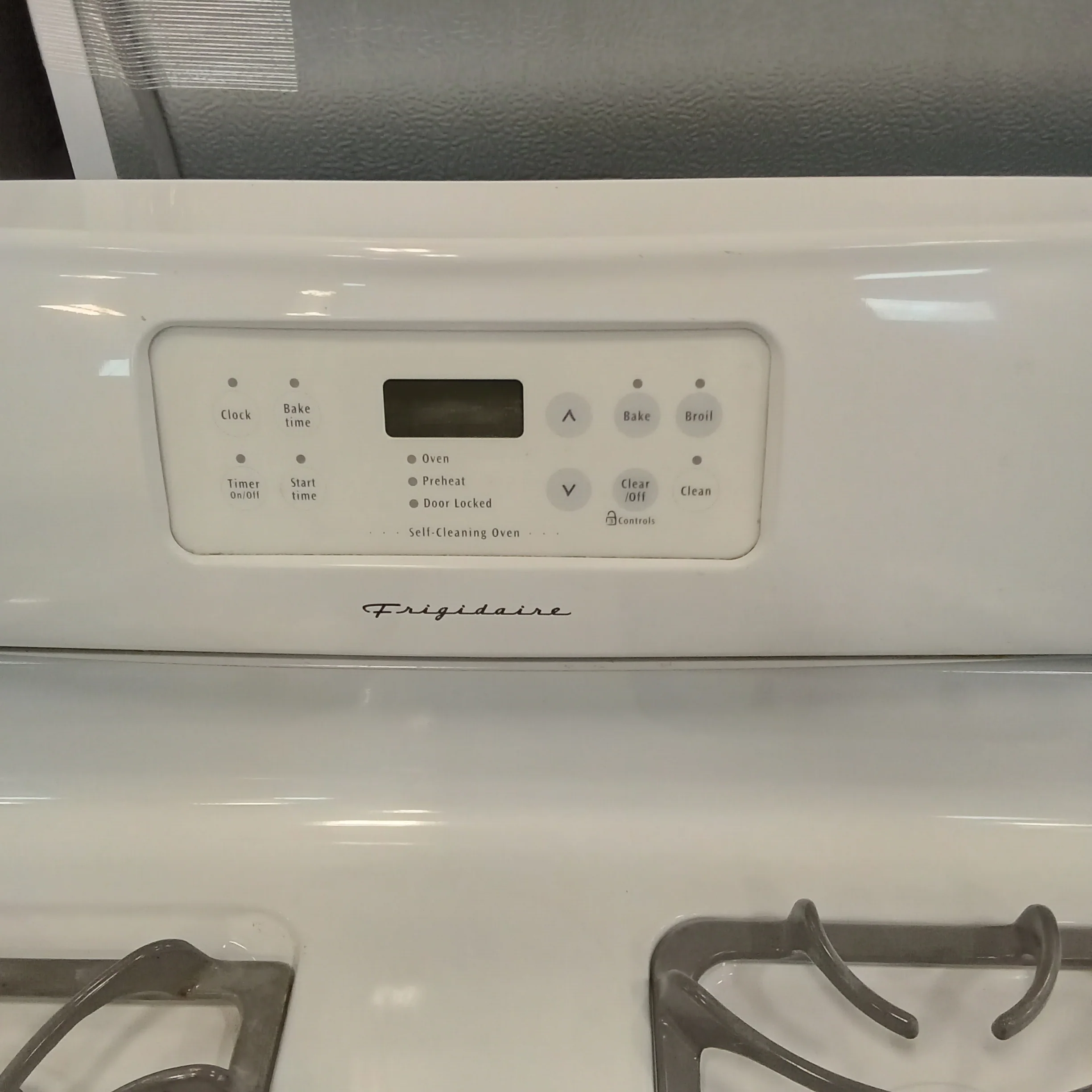 30"W White 4-Burner Gas Stove - Image 3