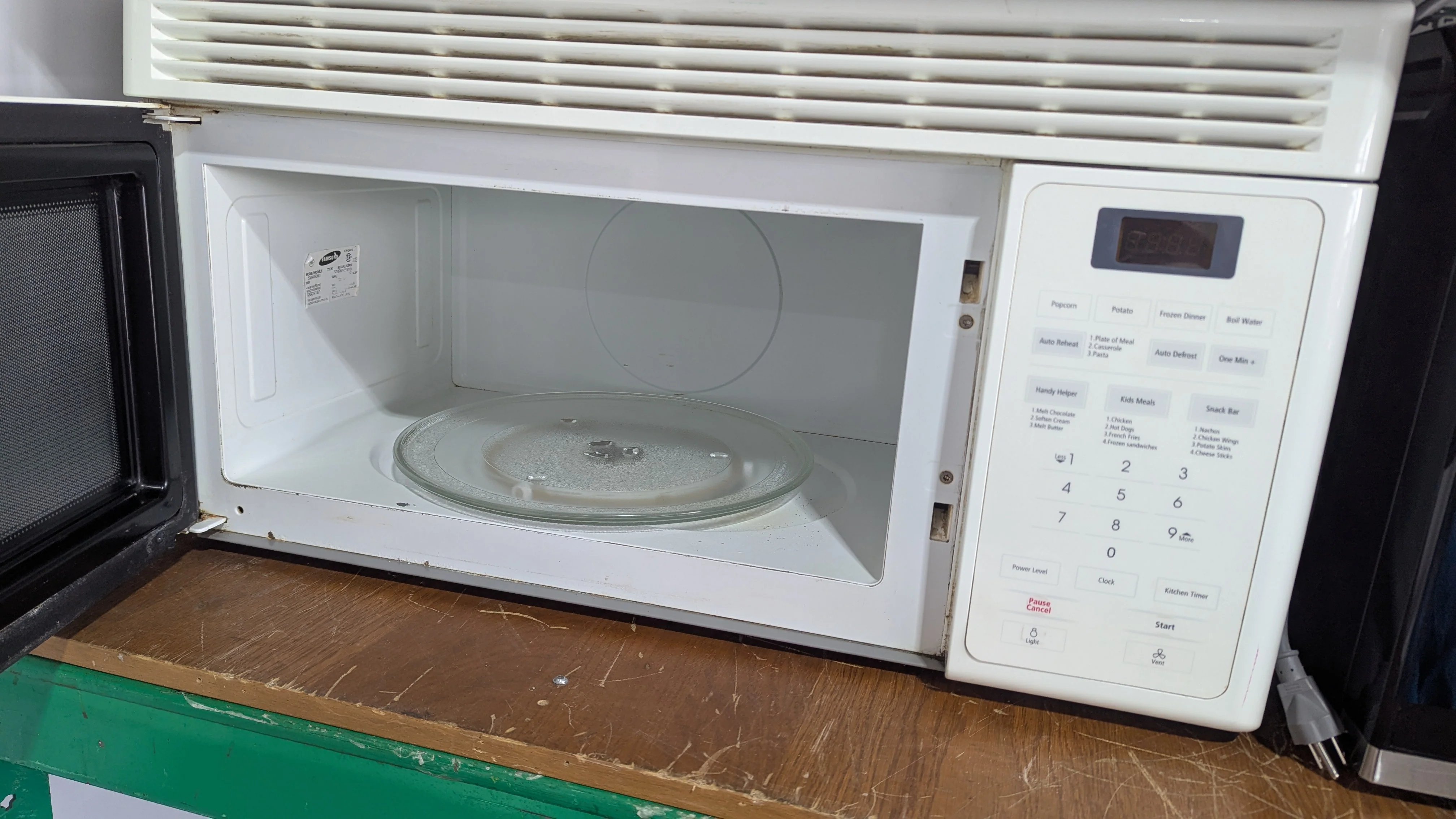 30"W White Samsung OTR Microwave - Image 4