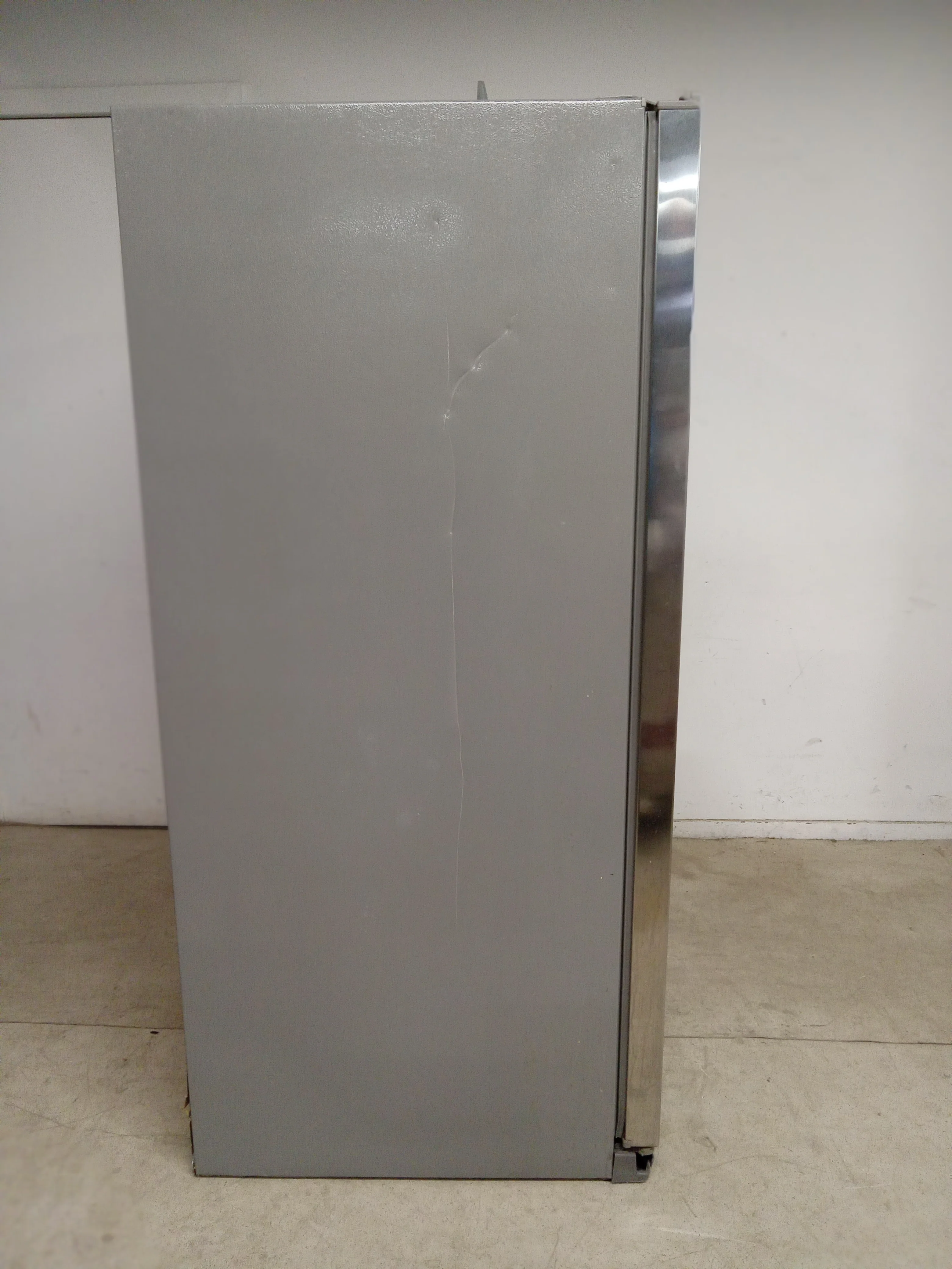35" W Whirlpool Fridge - Image 2