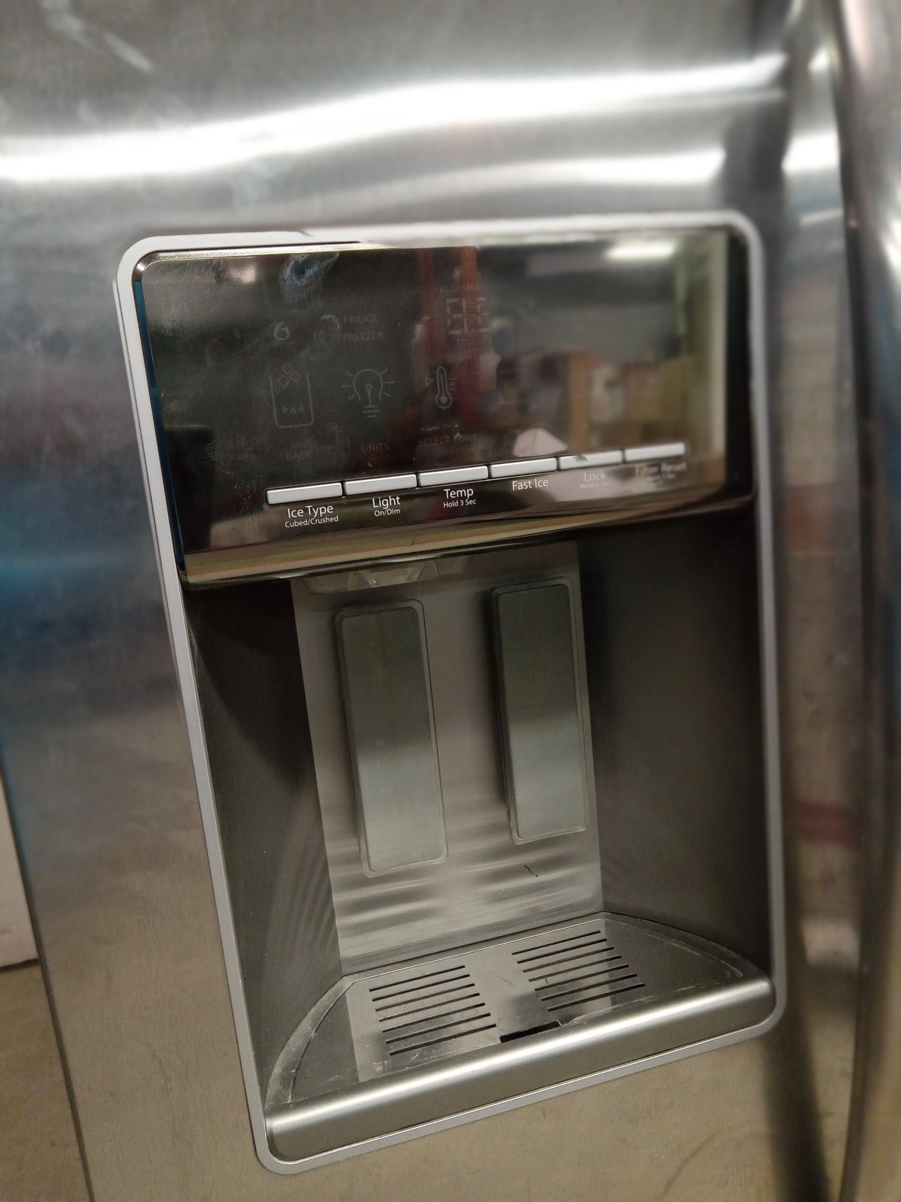 35" W Whirlpool Fridge - Image 4