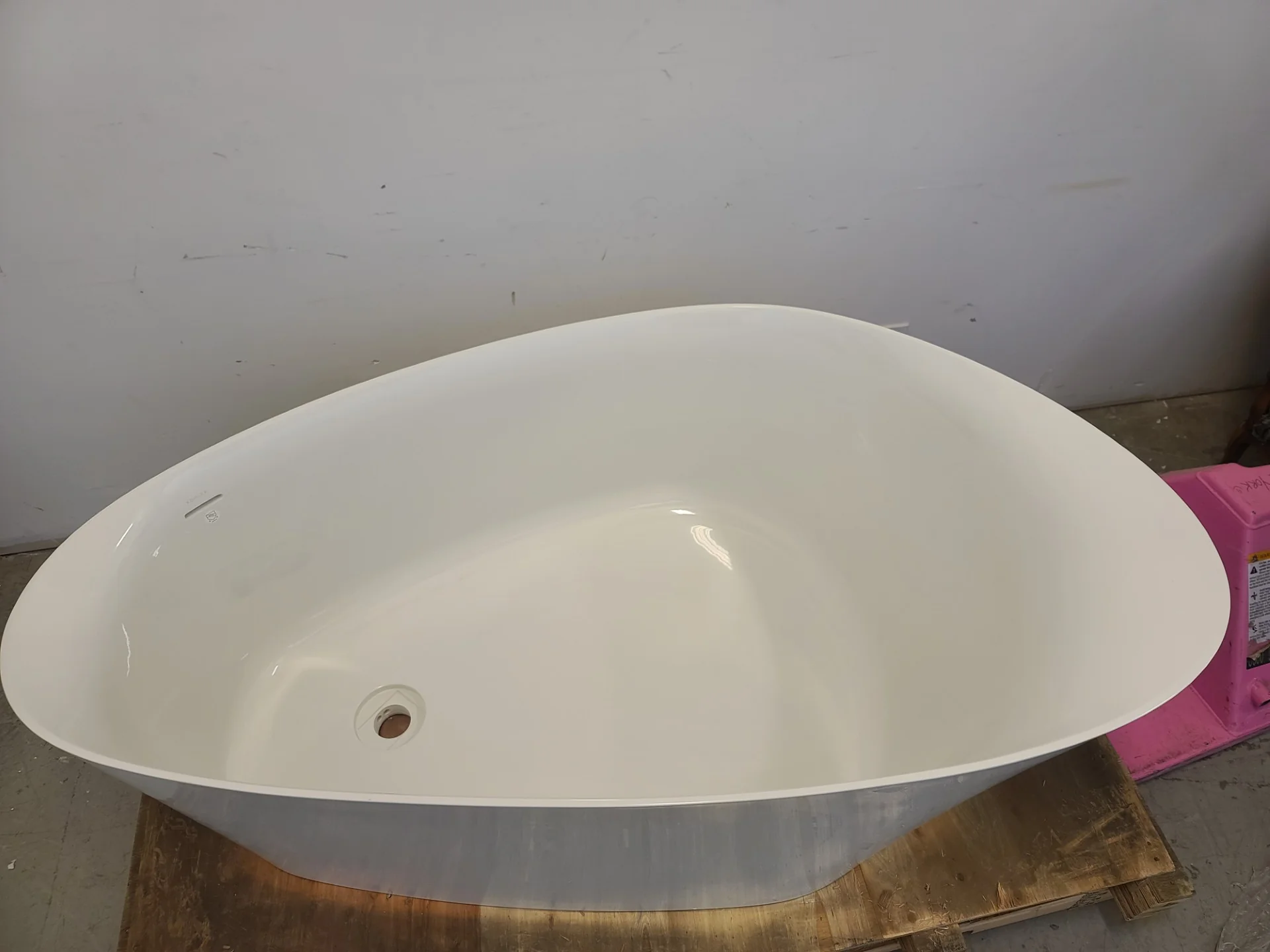 36" x 66" Veil Freestanding White Bathtub - Image 3