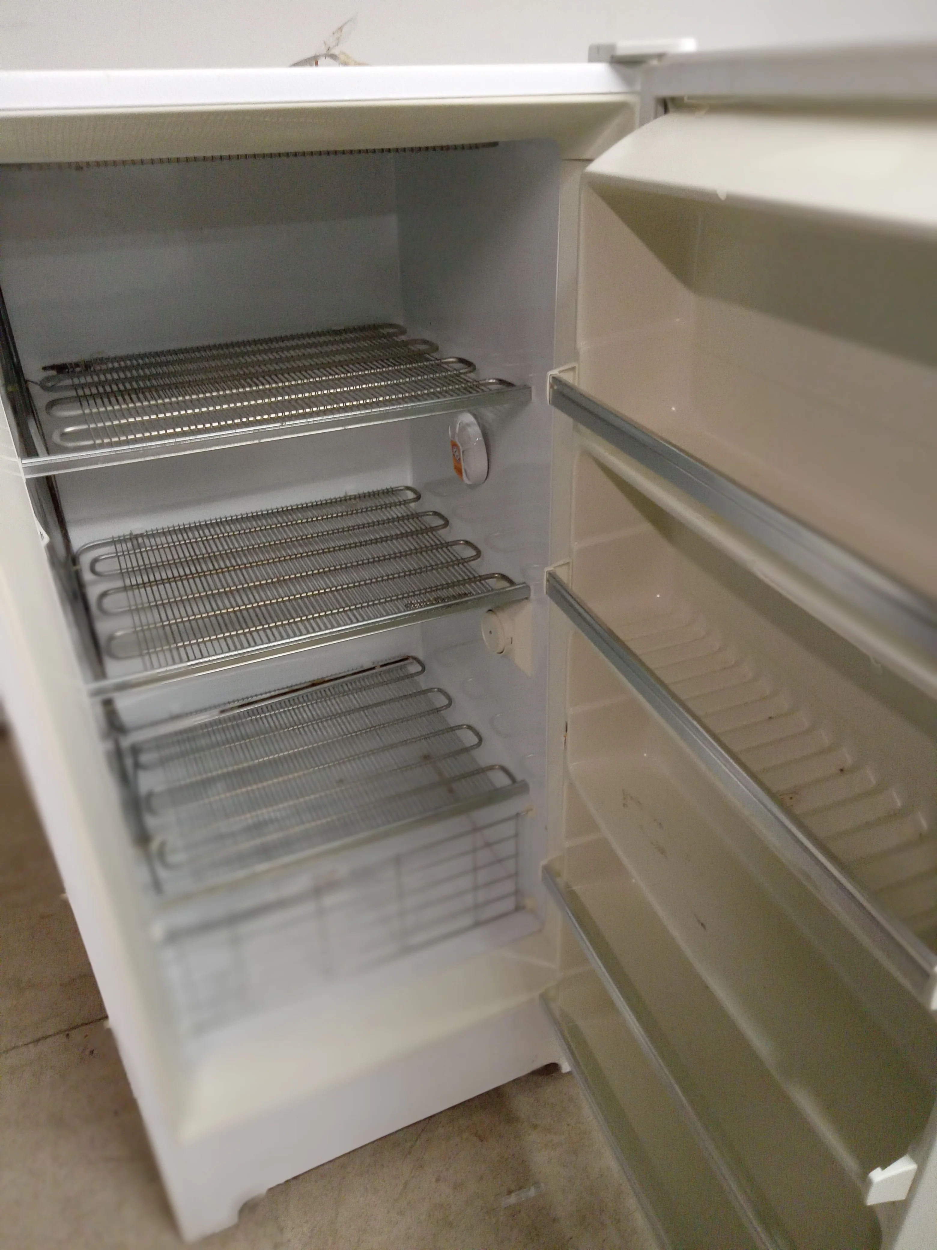 Beaumark White Upright Freezer - Image 5
