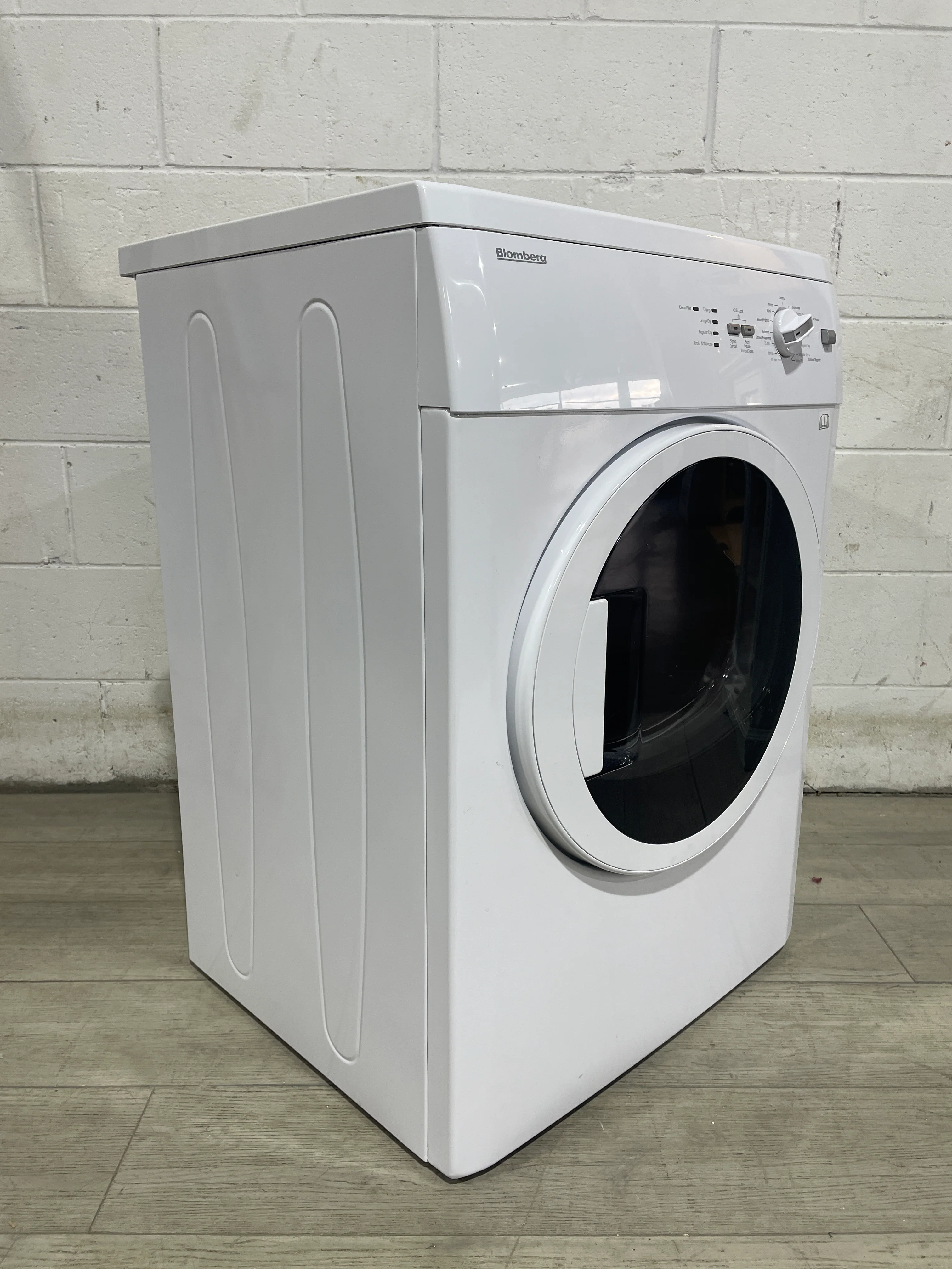 Blomberg 24" Electric Dryer - Image 4