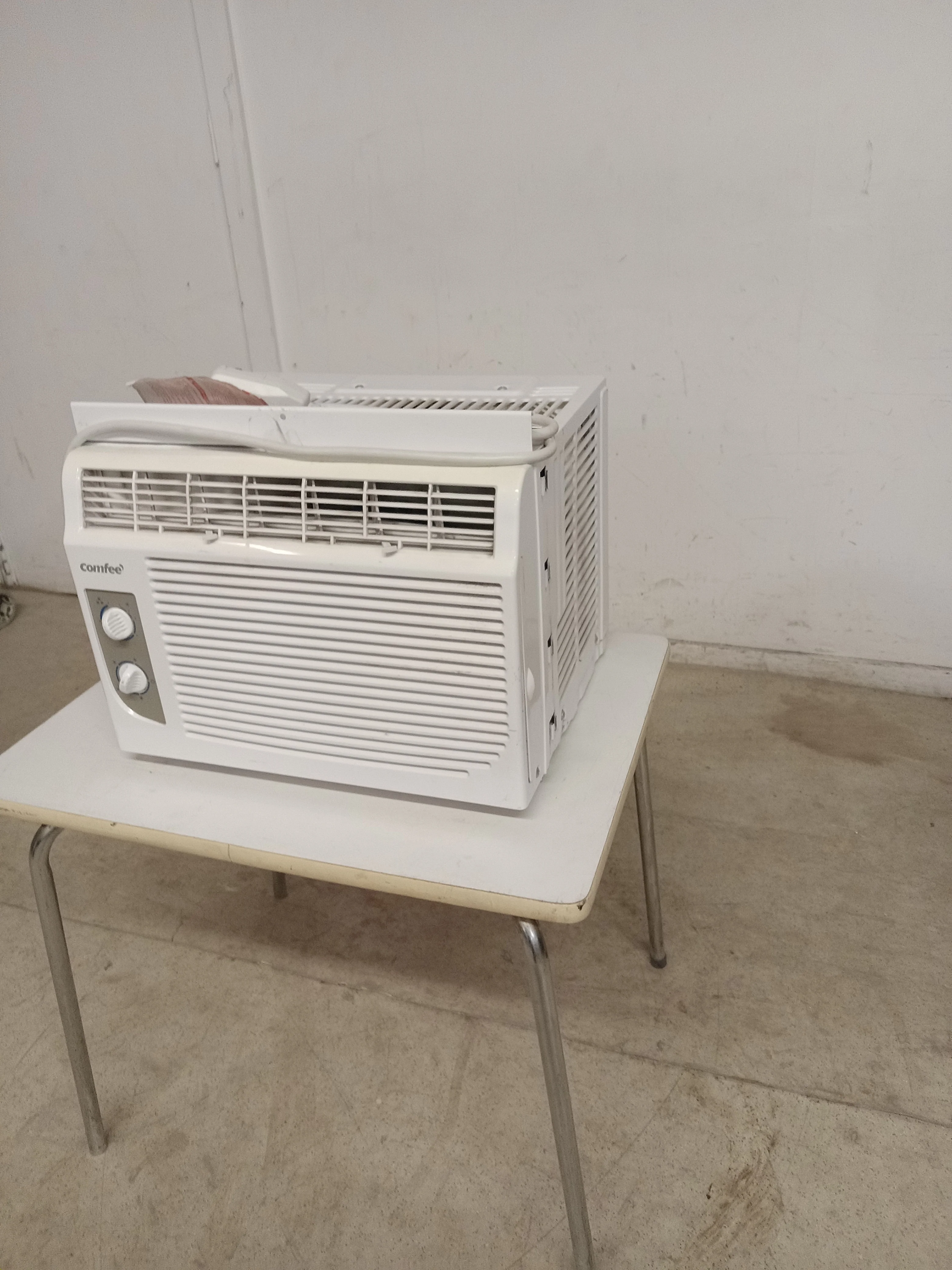 23"W Comfee Room Air Conditioner - Image 2