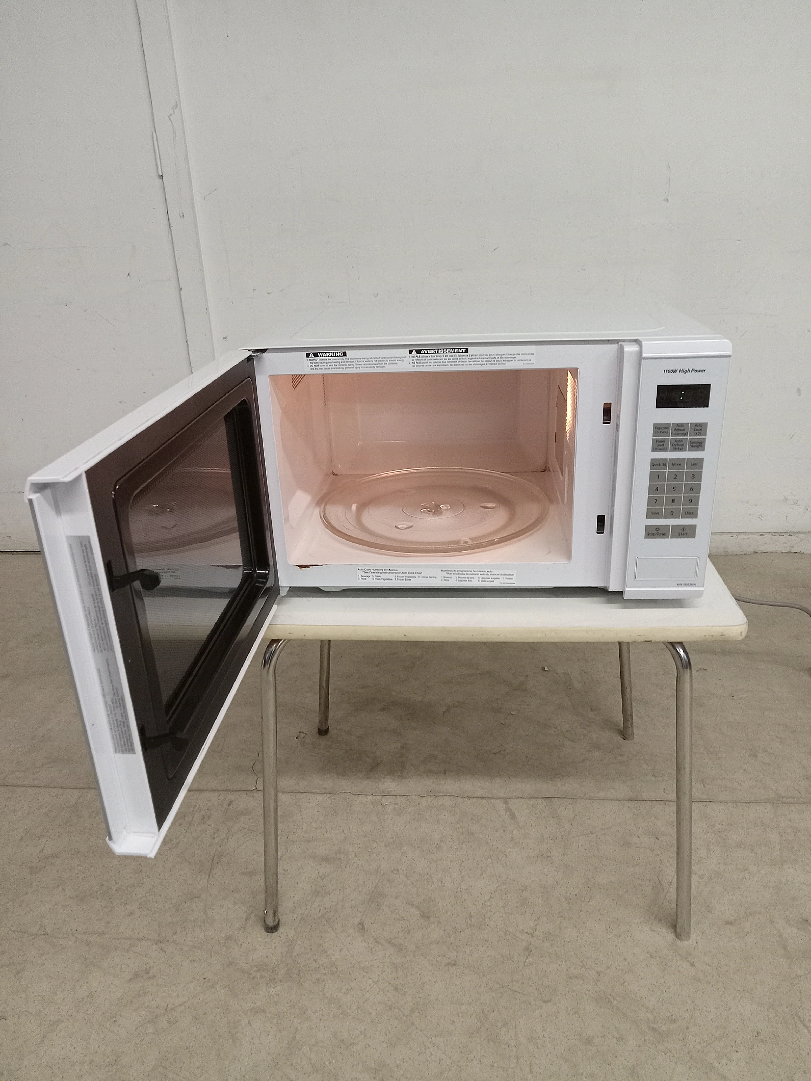 20.5"W White Panasonic Microwave - Image 2