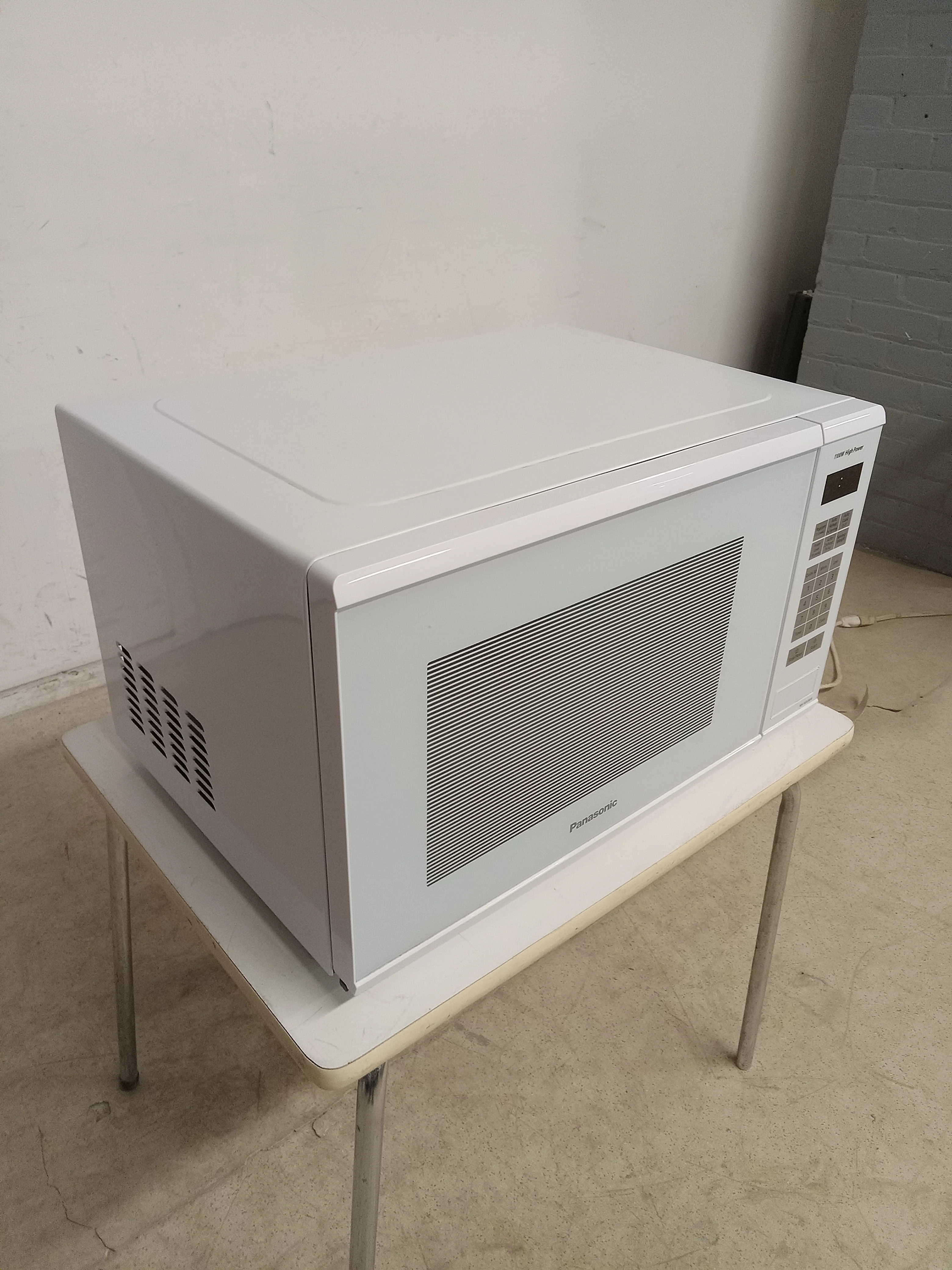 20.5"W White Panasonic Microwave - Image 5
