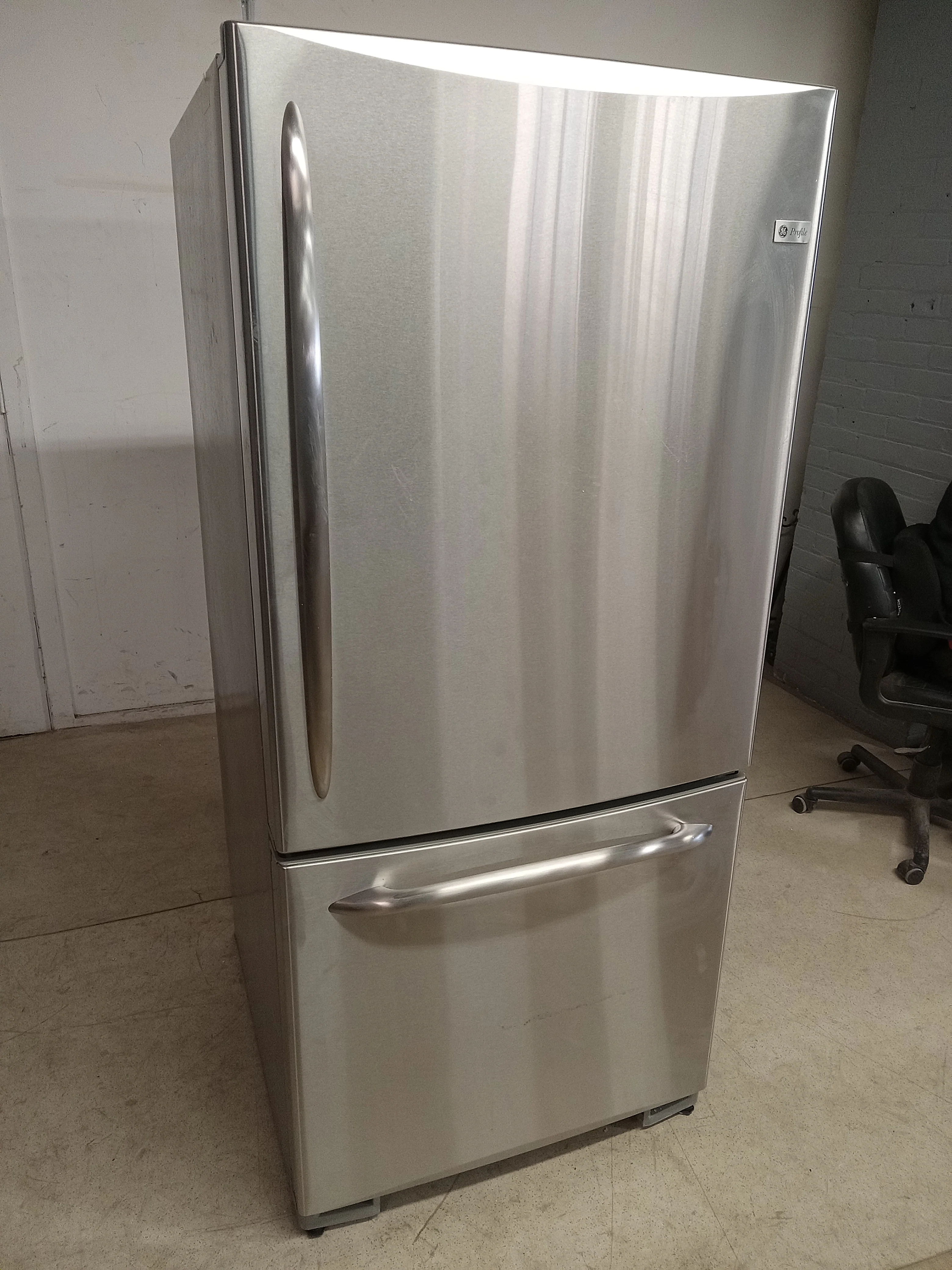 30"W General Electric Stainless Steel Refrigerator - Image 8