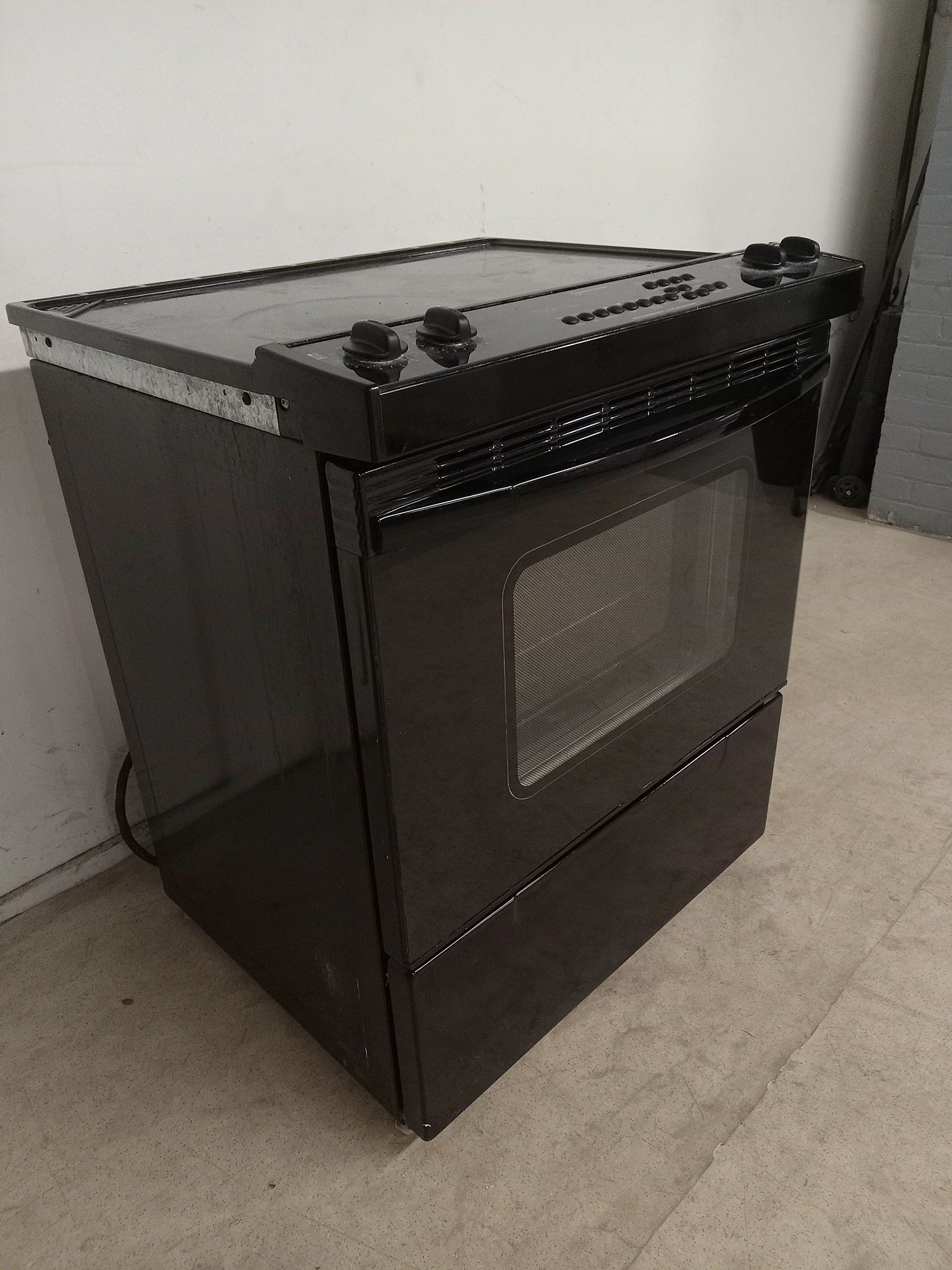 30"W Black Whirlpool Gold Electric Stove - Image 10