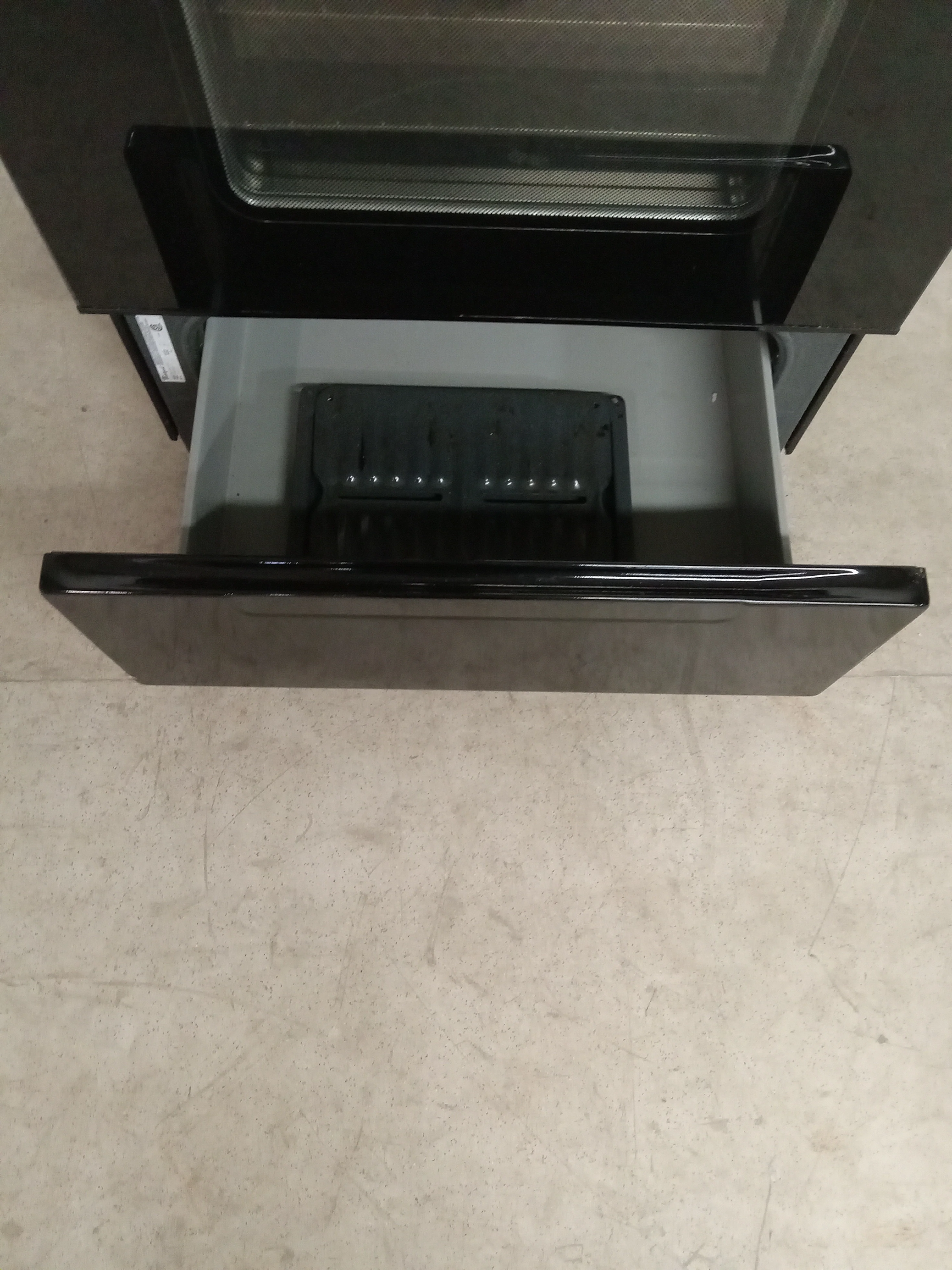 30"W Black Whirlpool Gold Electric Stove - Image 4
