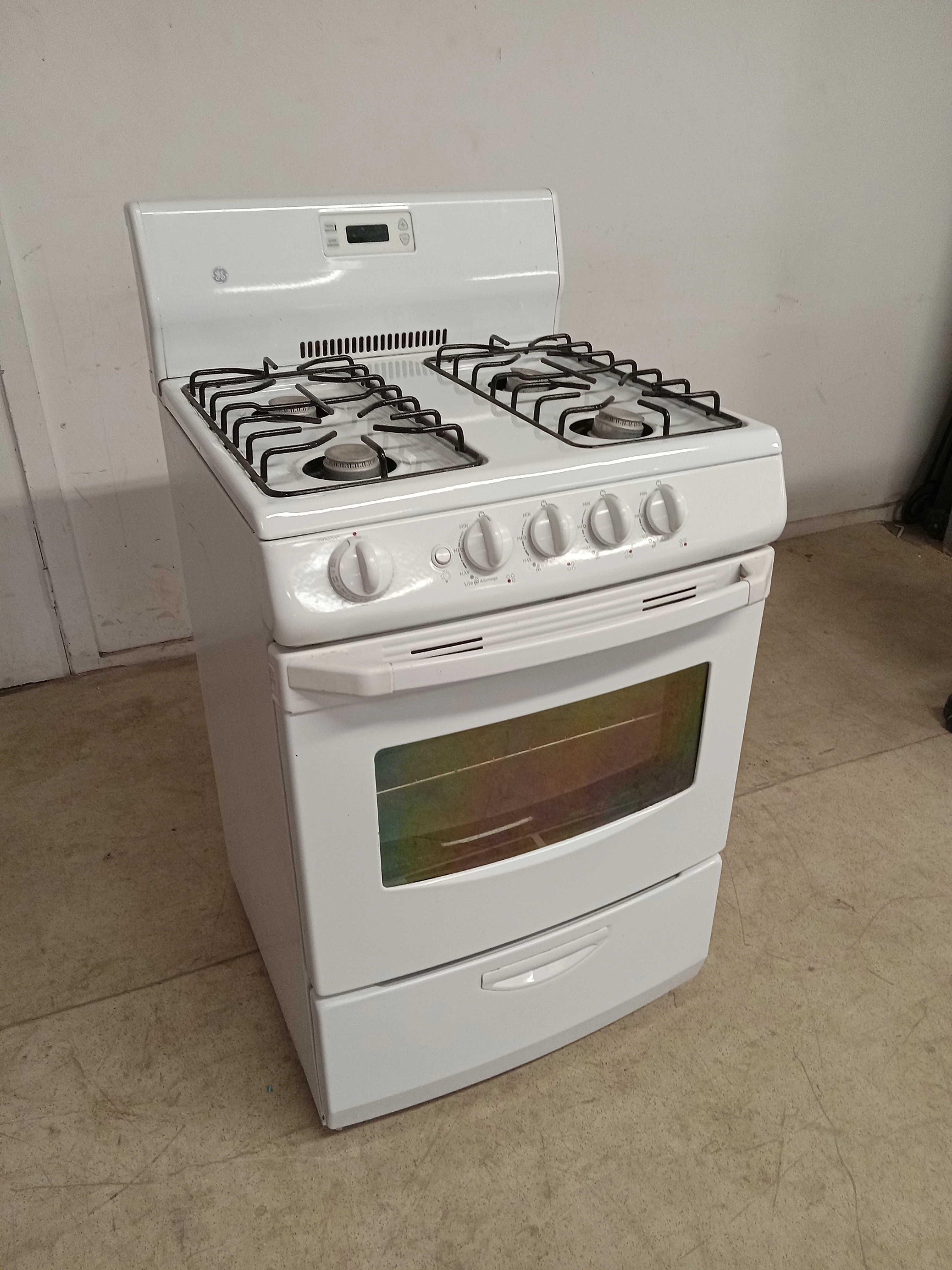 24"W General Electric White Gas Stove - Image 5
