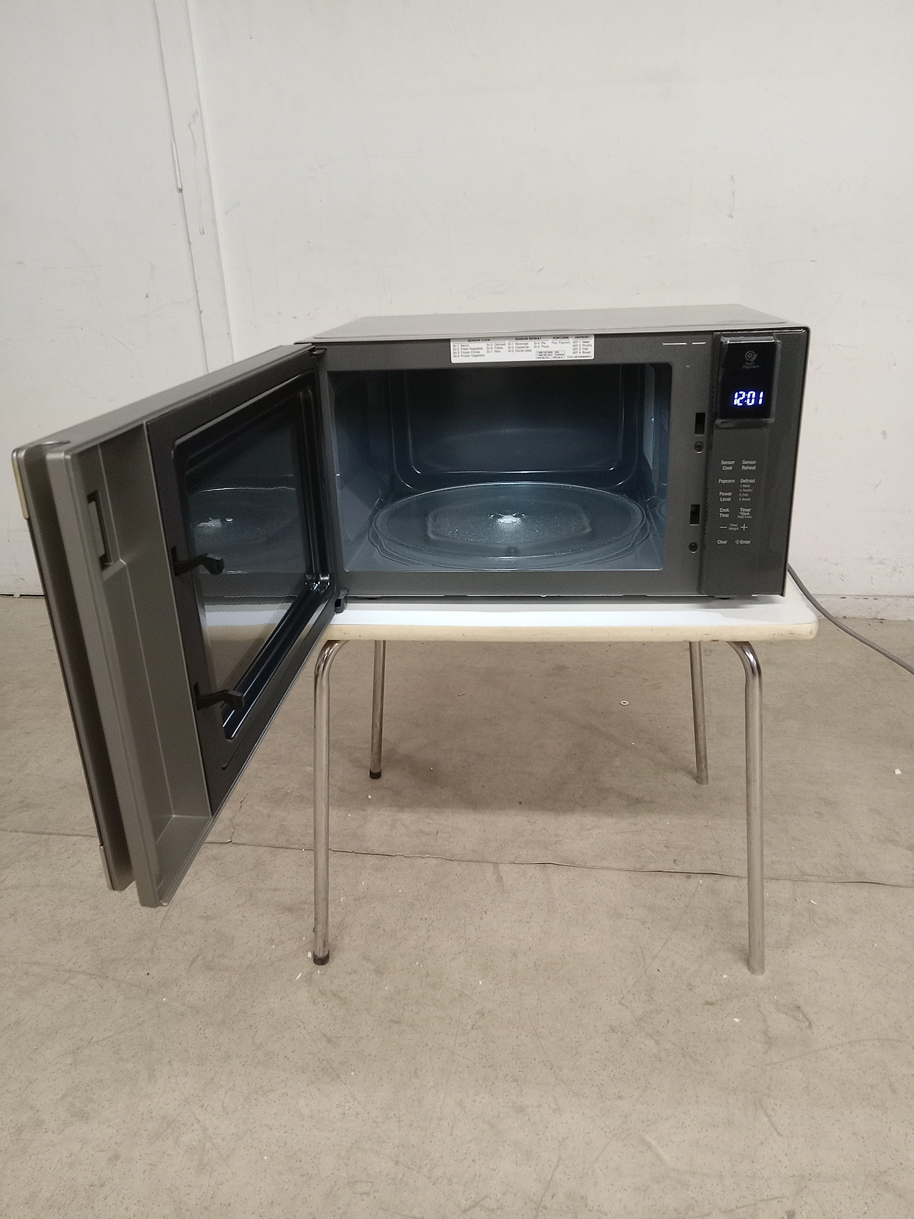 18.75"W LG Microwave Oven - Image 2