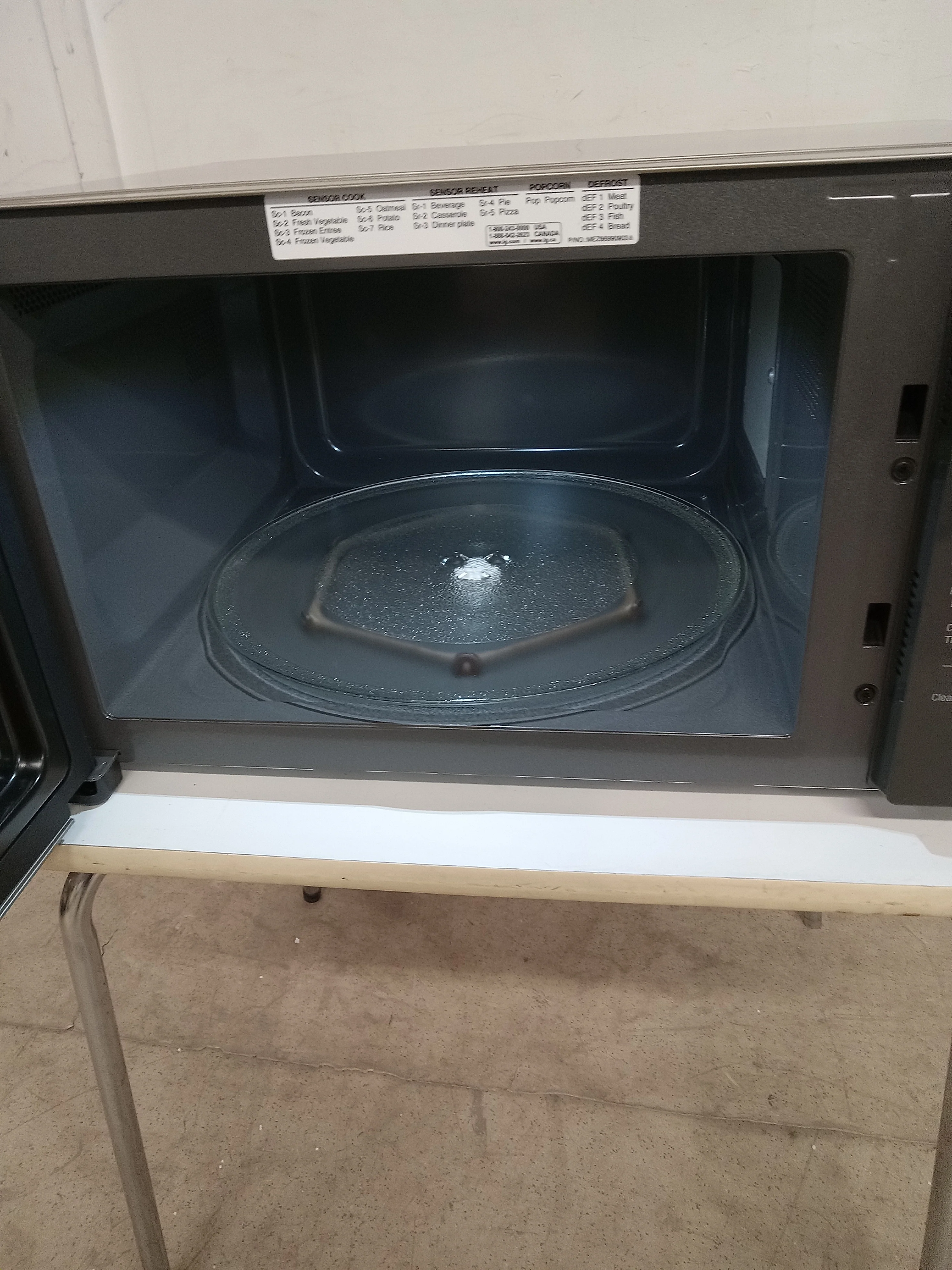 18.75"W LG Microwave Oven - Image 3