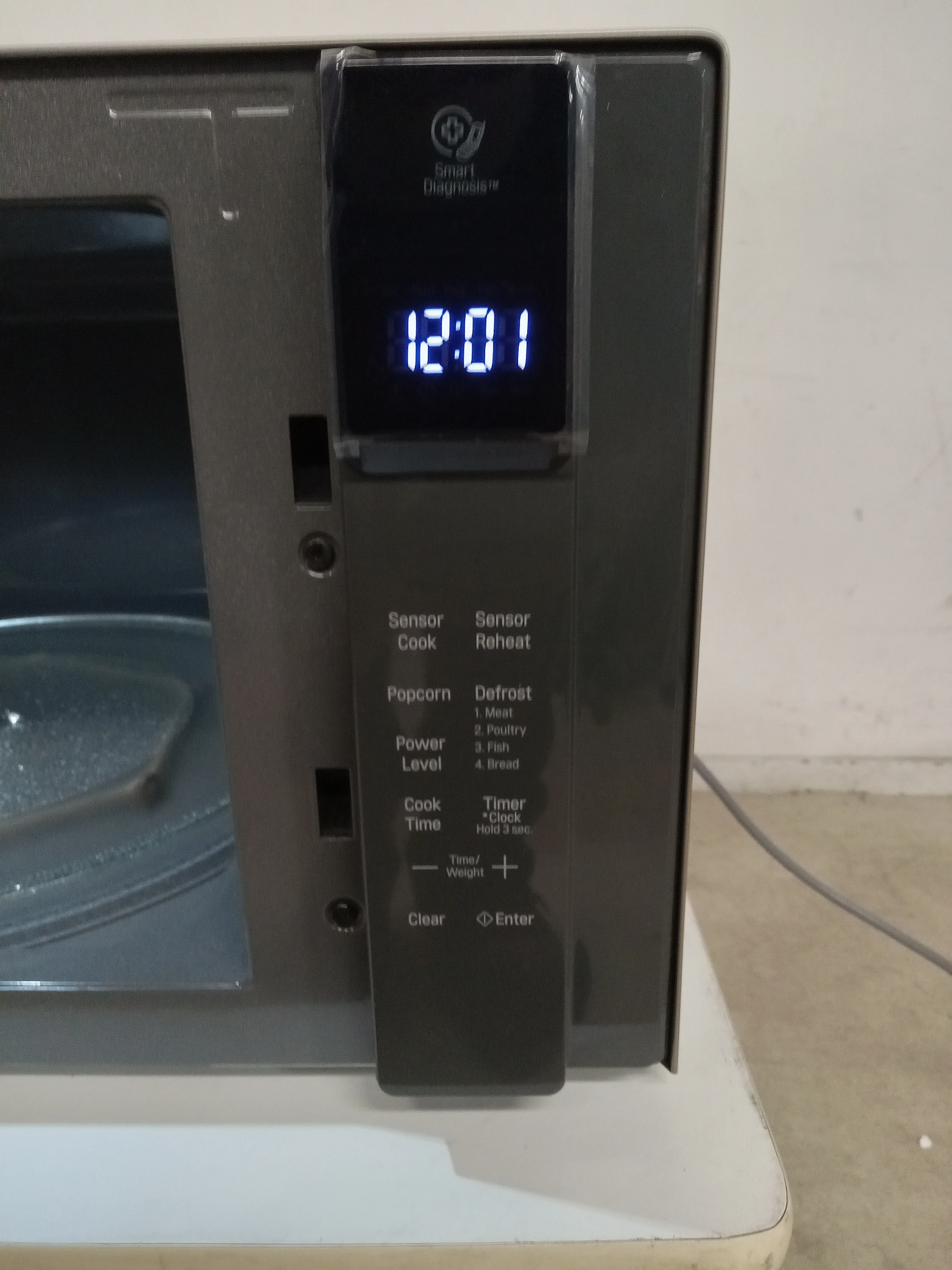 18.75"W LG Microwave Oven - Image 4