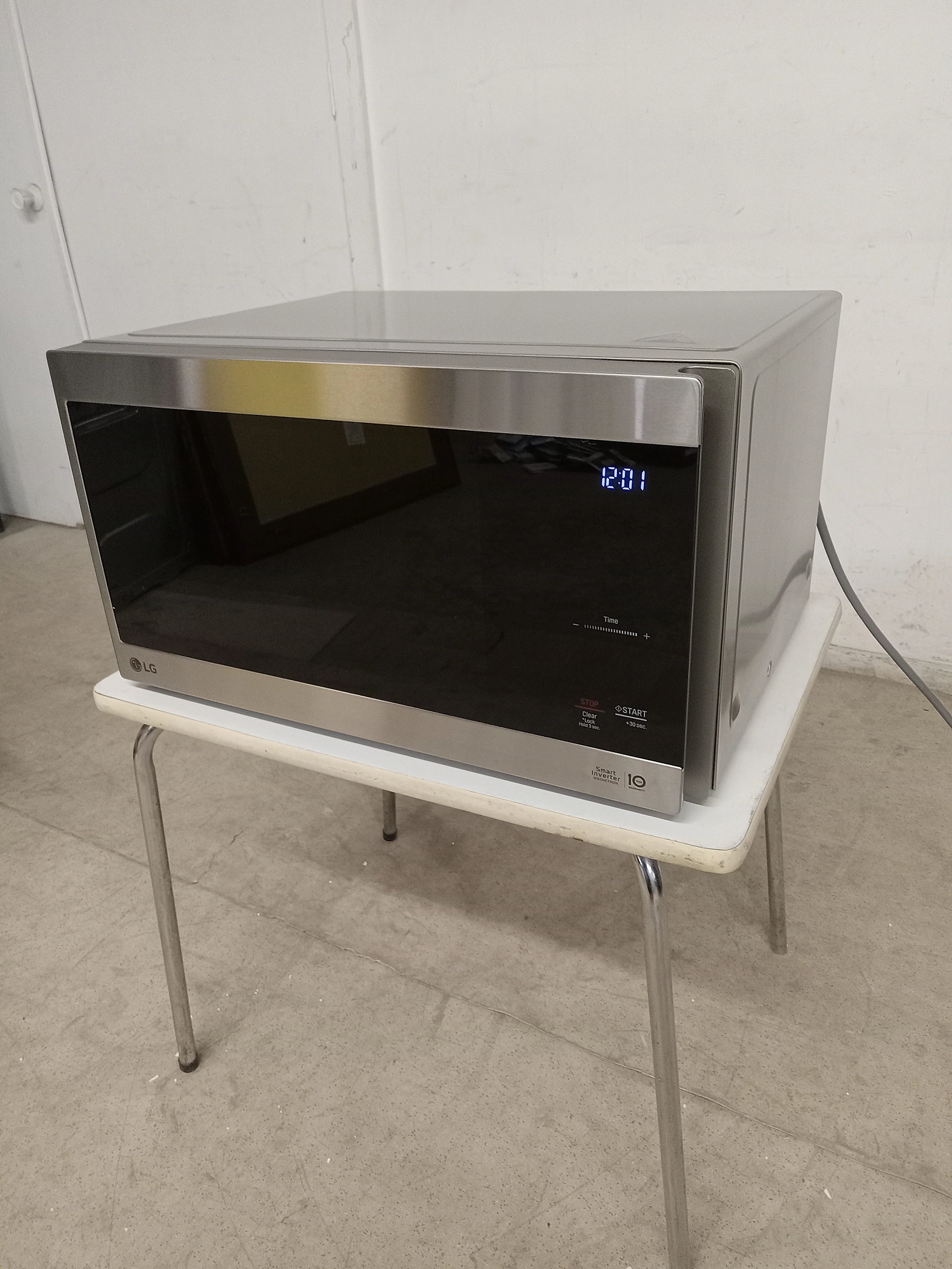 18.75"W LG Microwave Oven - Image 6