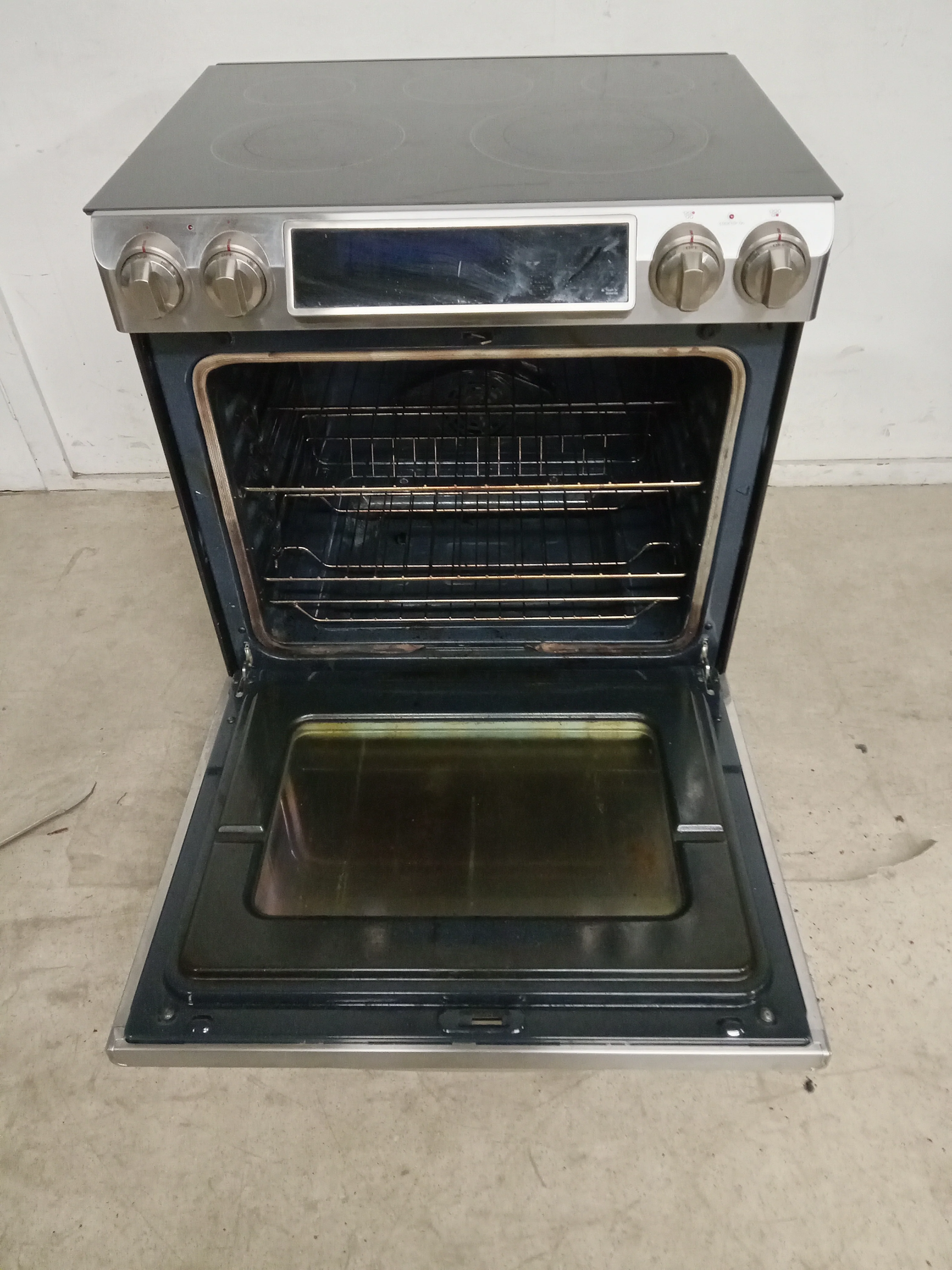 31"W Samsung Electric Range - Image 2
