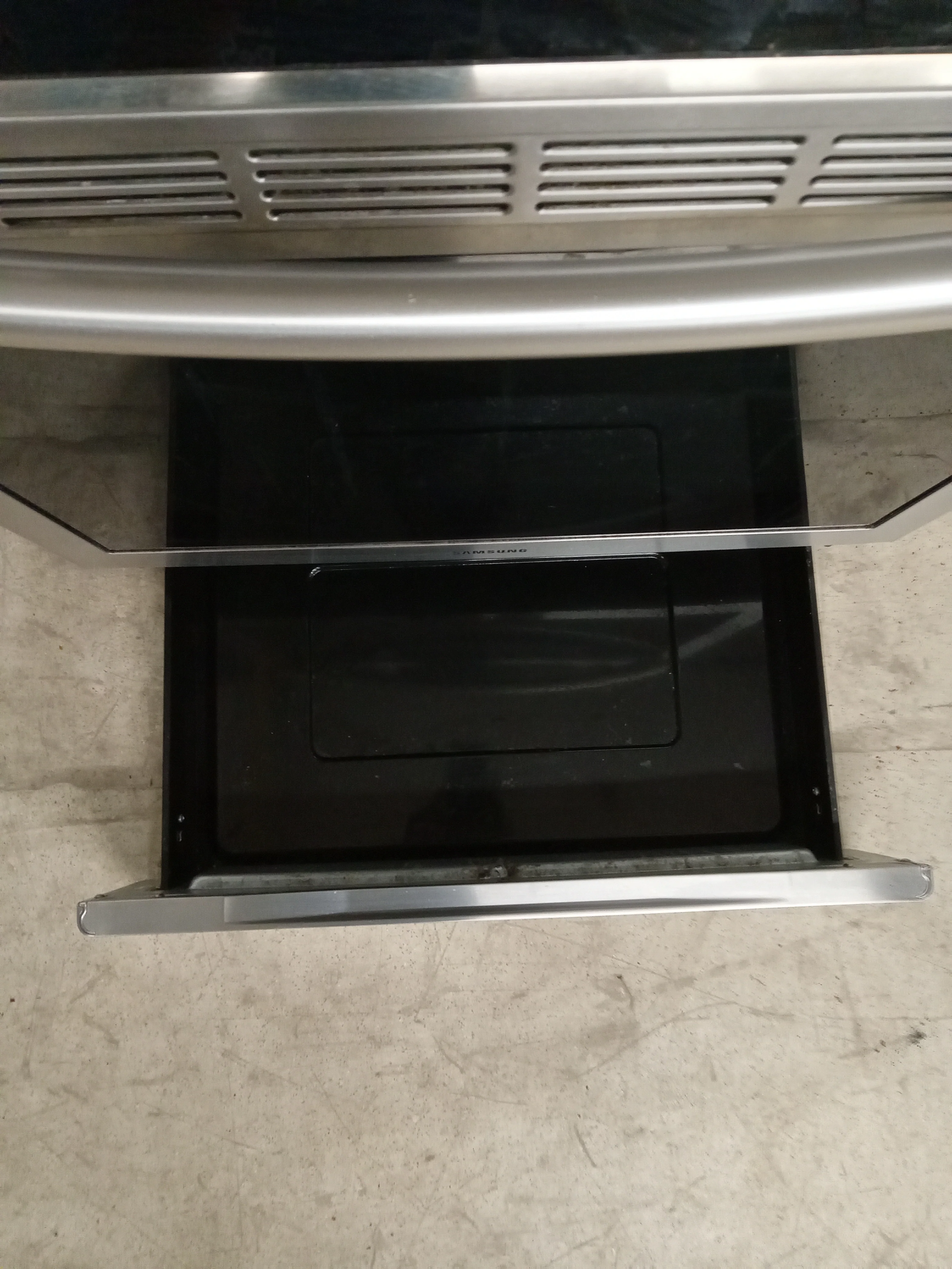 31"W Samsung Electric Range - Image 4