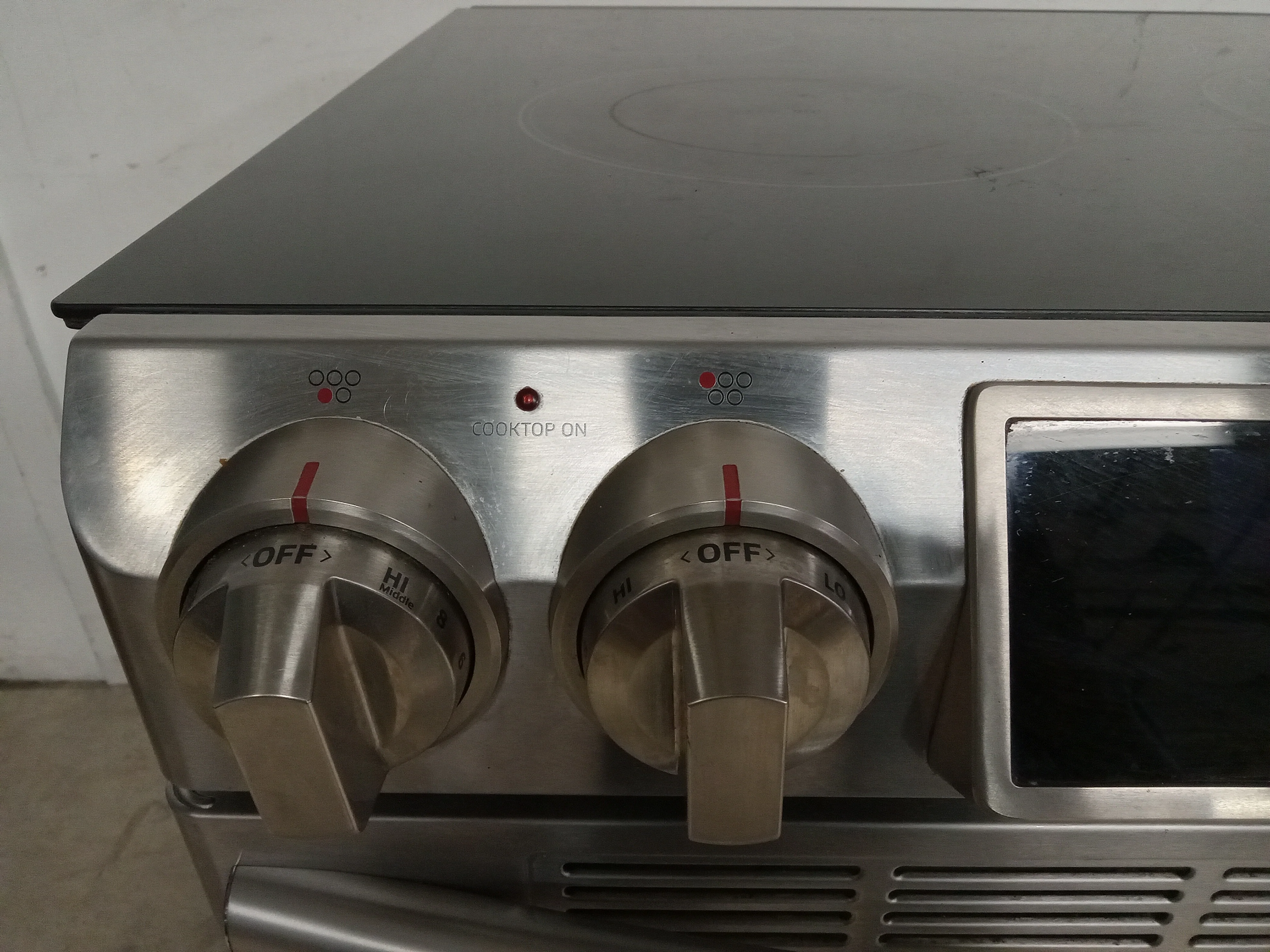 31"W Samsung Electric Range - Image 5