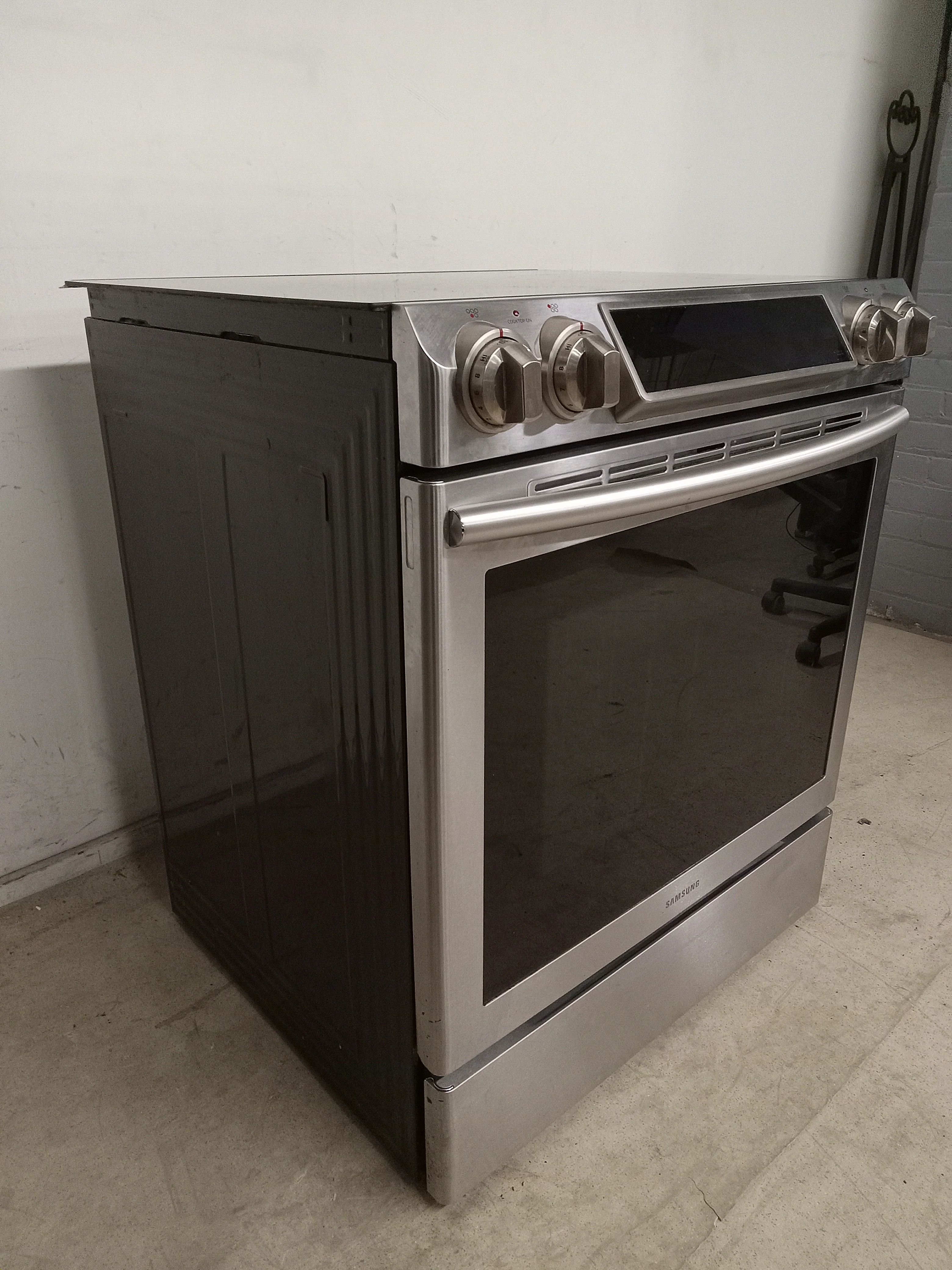 31"W Samsung Electric Range - Image 9