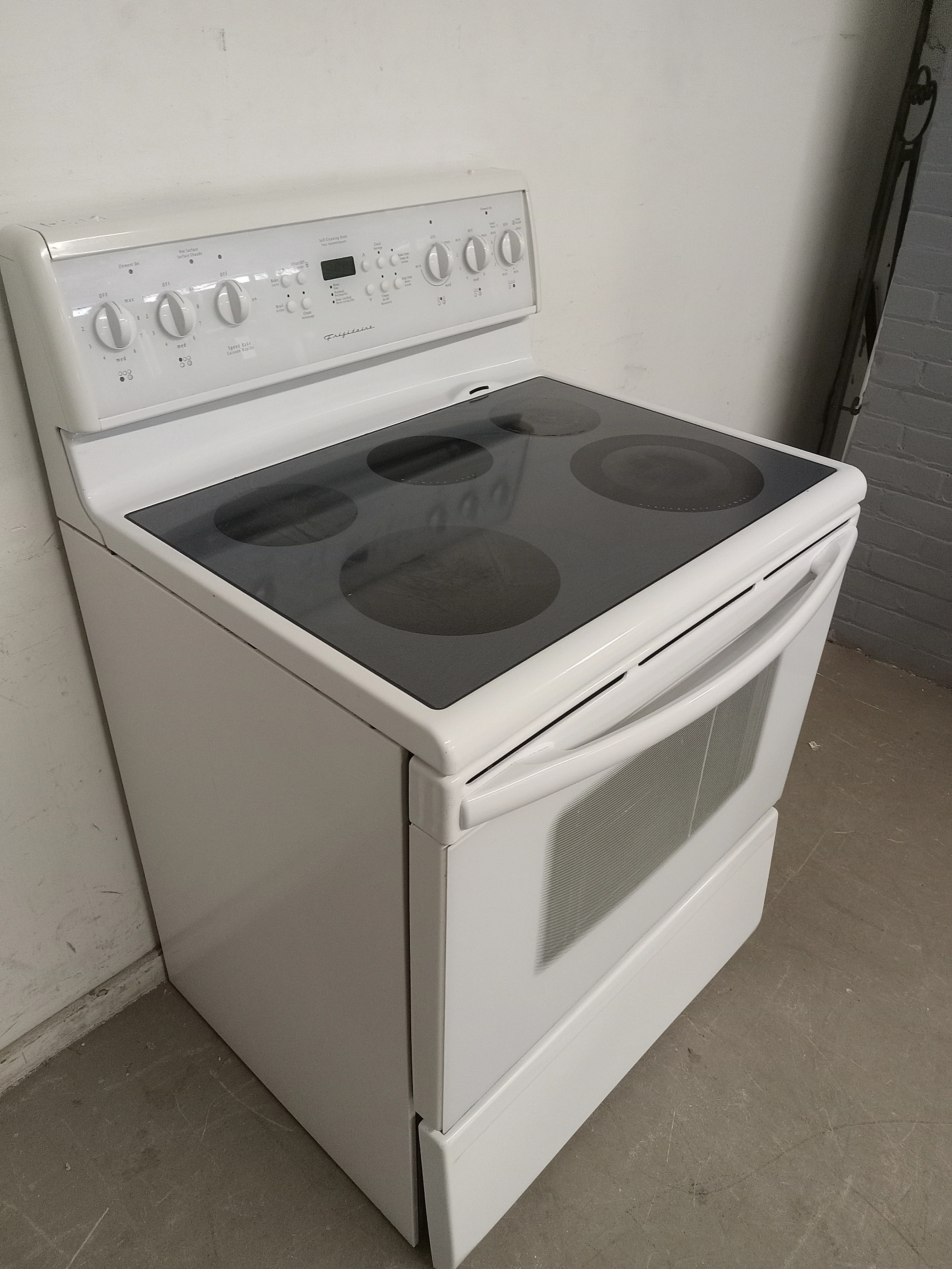 FRIGIDAIRE Self Cleaning Electric Oven - Image 9