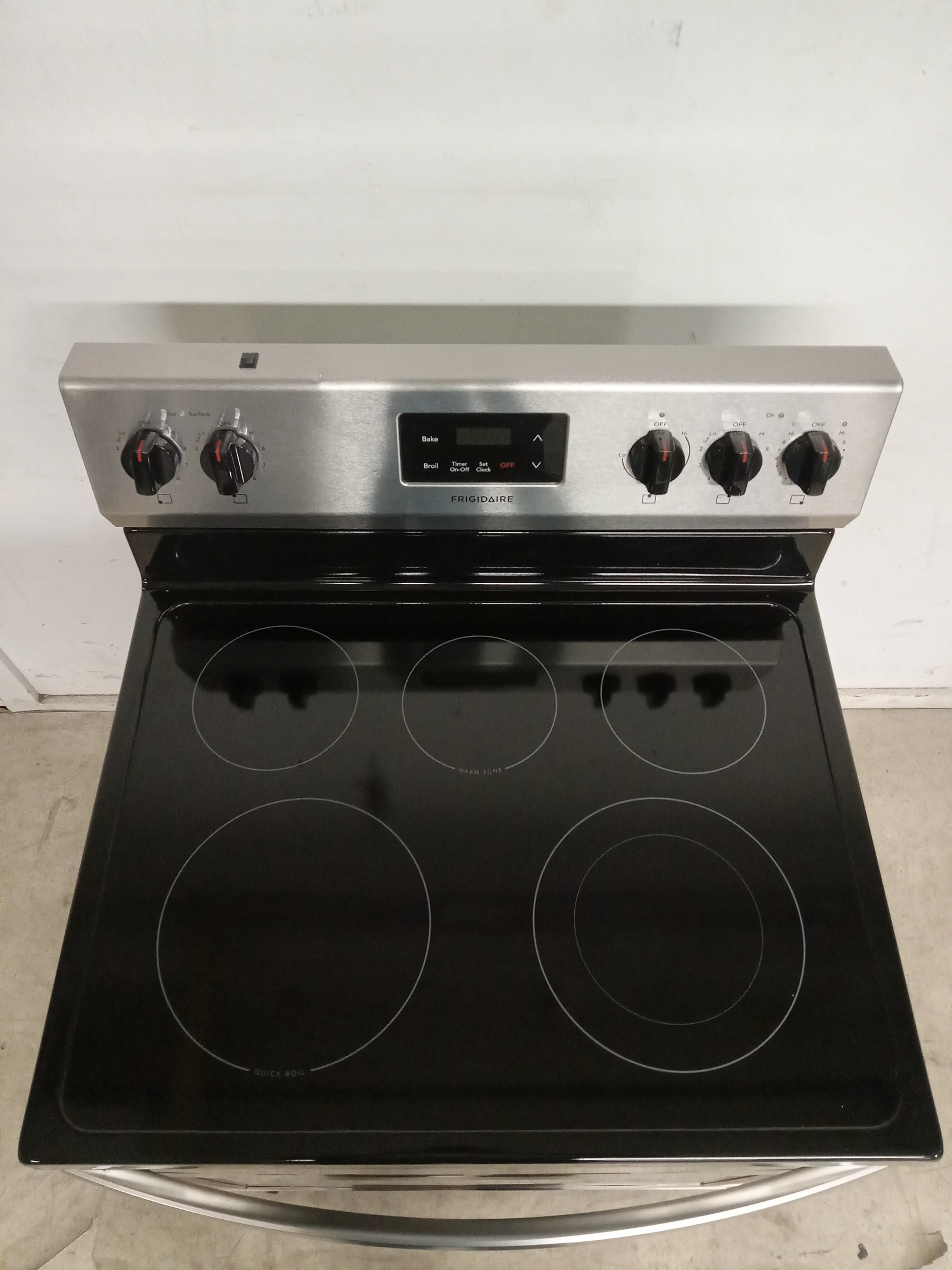 30"W Frigidaire Electric Range - Image 2