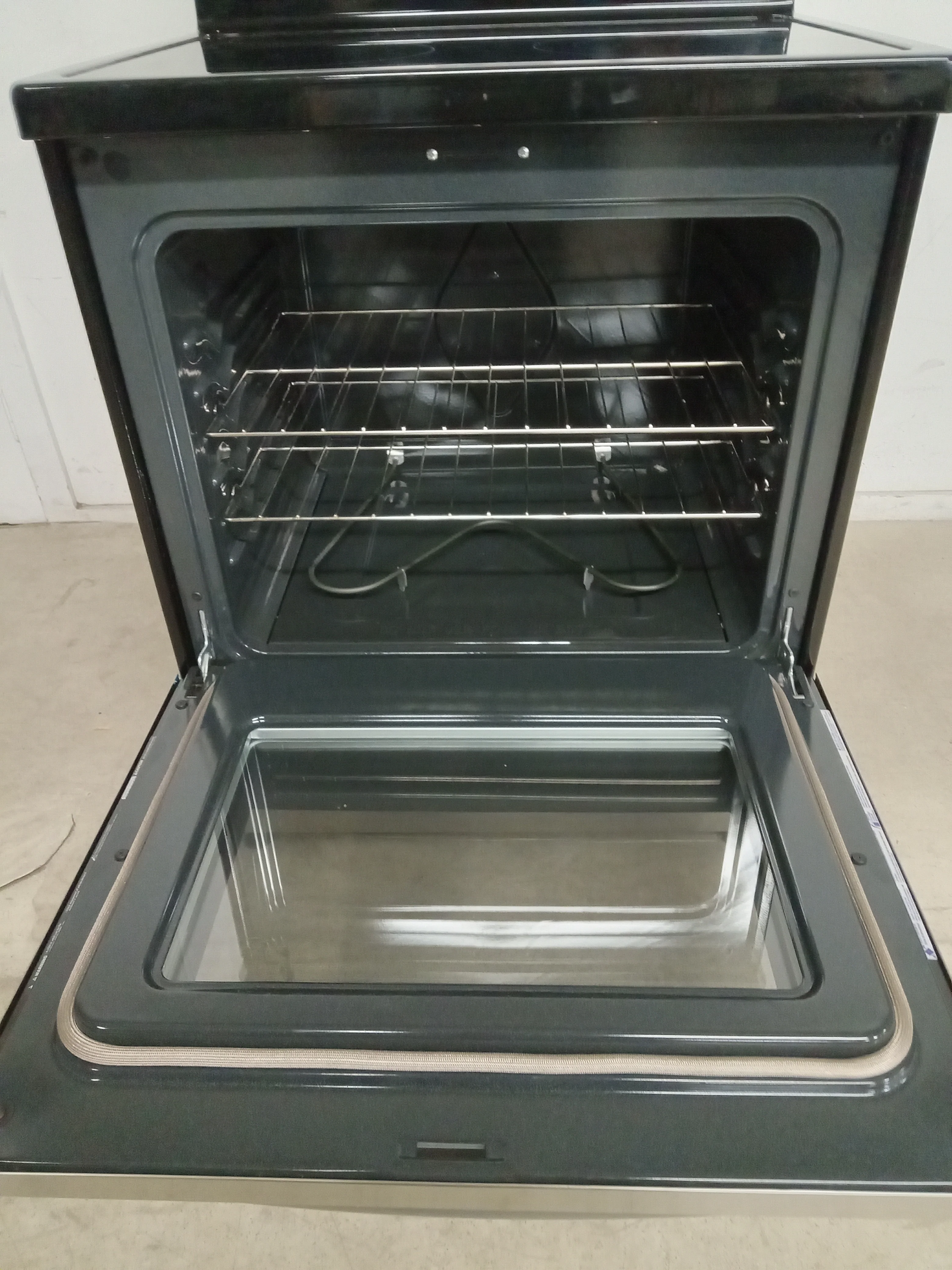 30"W Frigidaire Electric Range - Image 4
