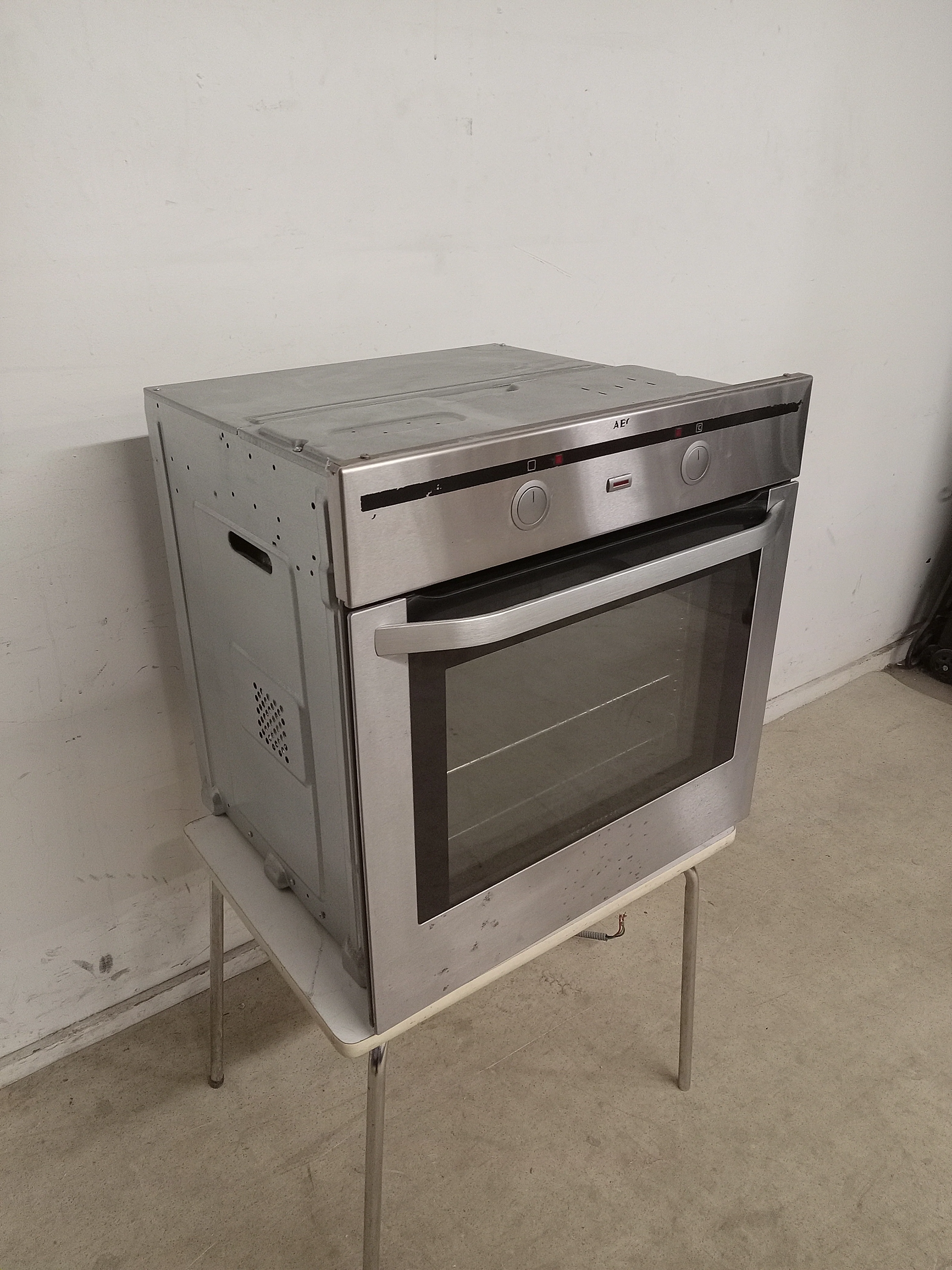 23.5"W AEG Built in Single Oven - Image 5