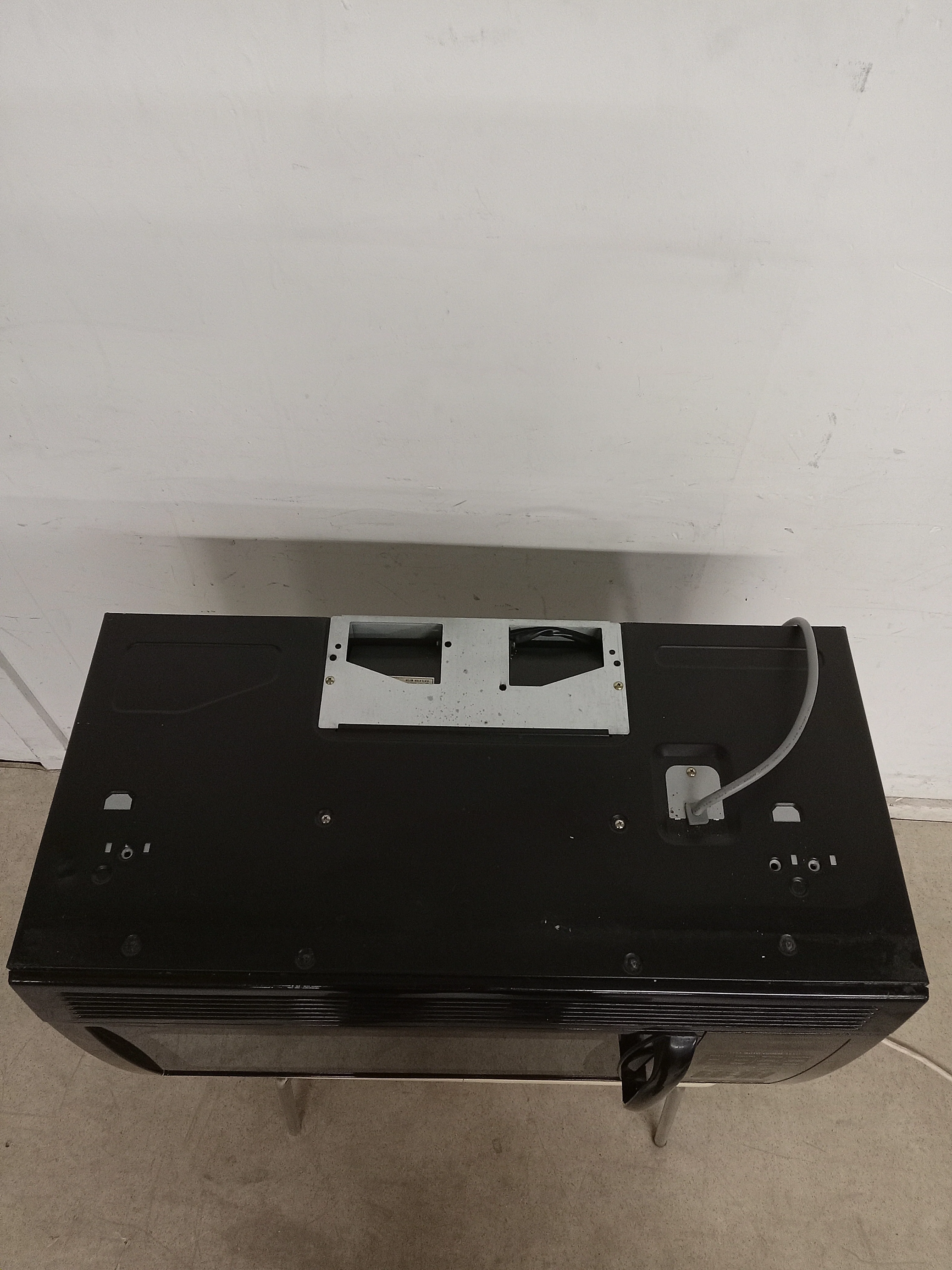 30"W LG Goldstar Over the Counter Microwave Oven - Image 6