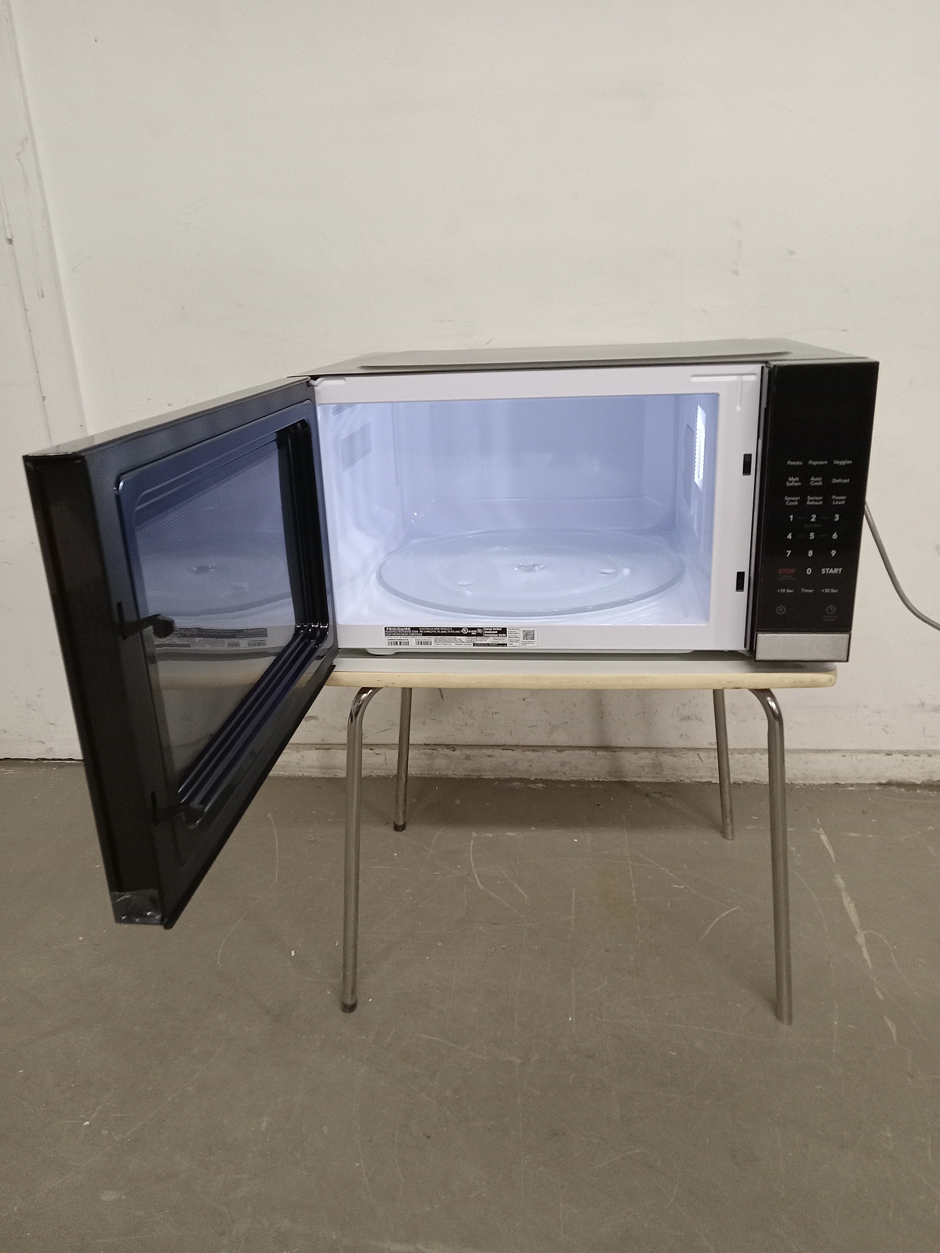 24"W Frigidaire Gallery Built In Microwave - Image 2