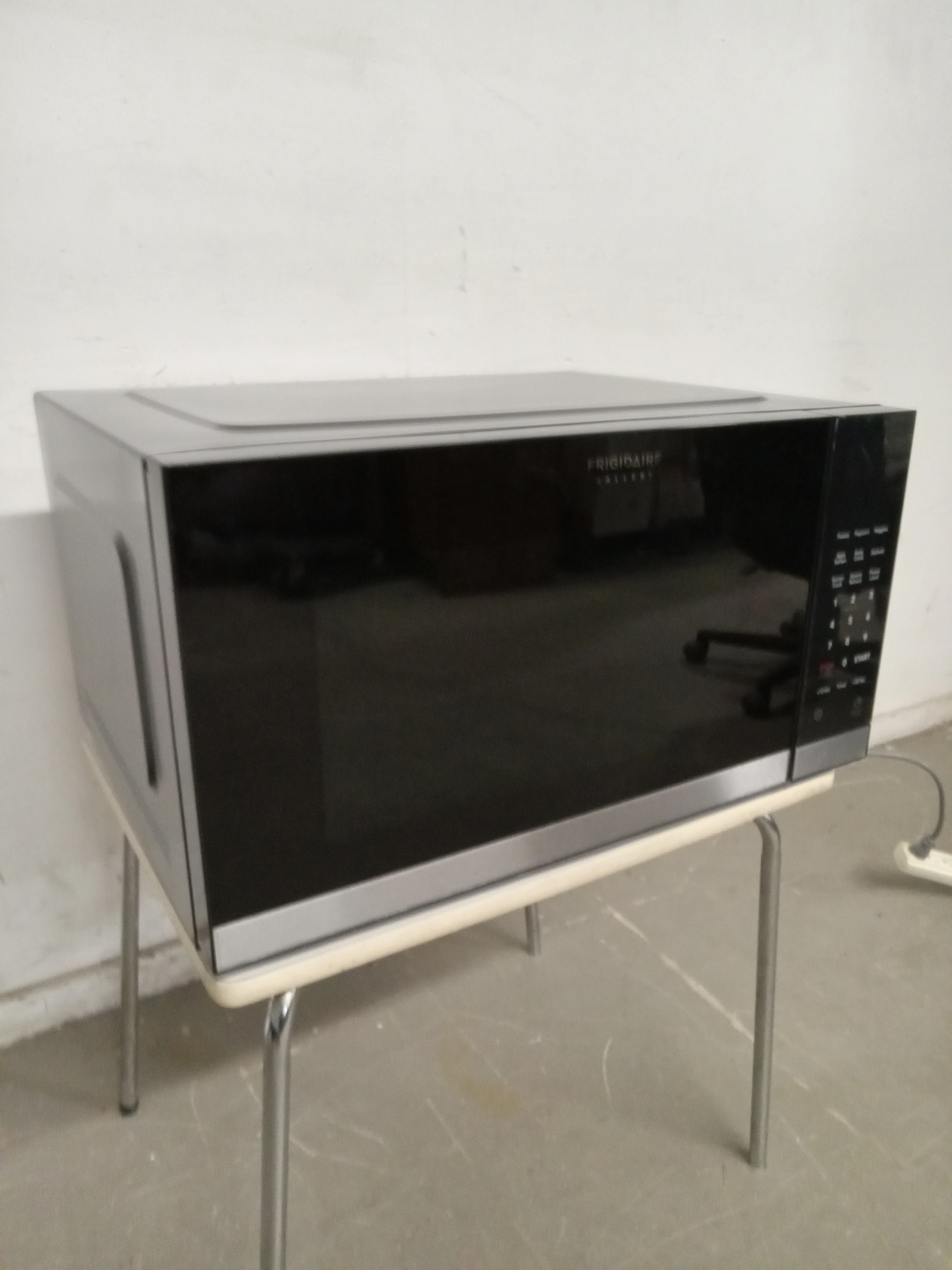 24"W Frigidaire Gallery Built In Microwave - Image 4