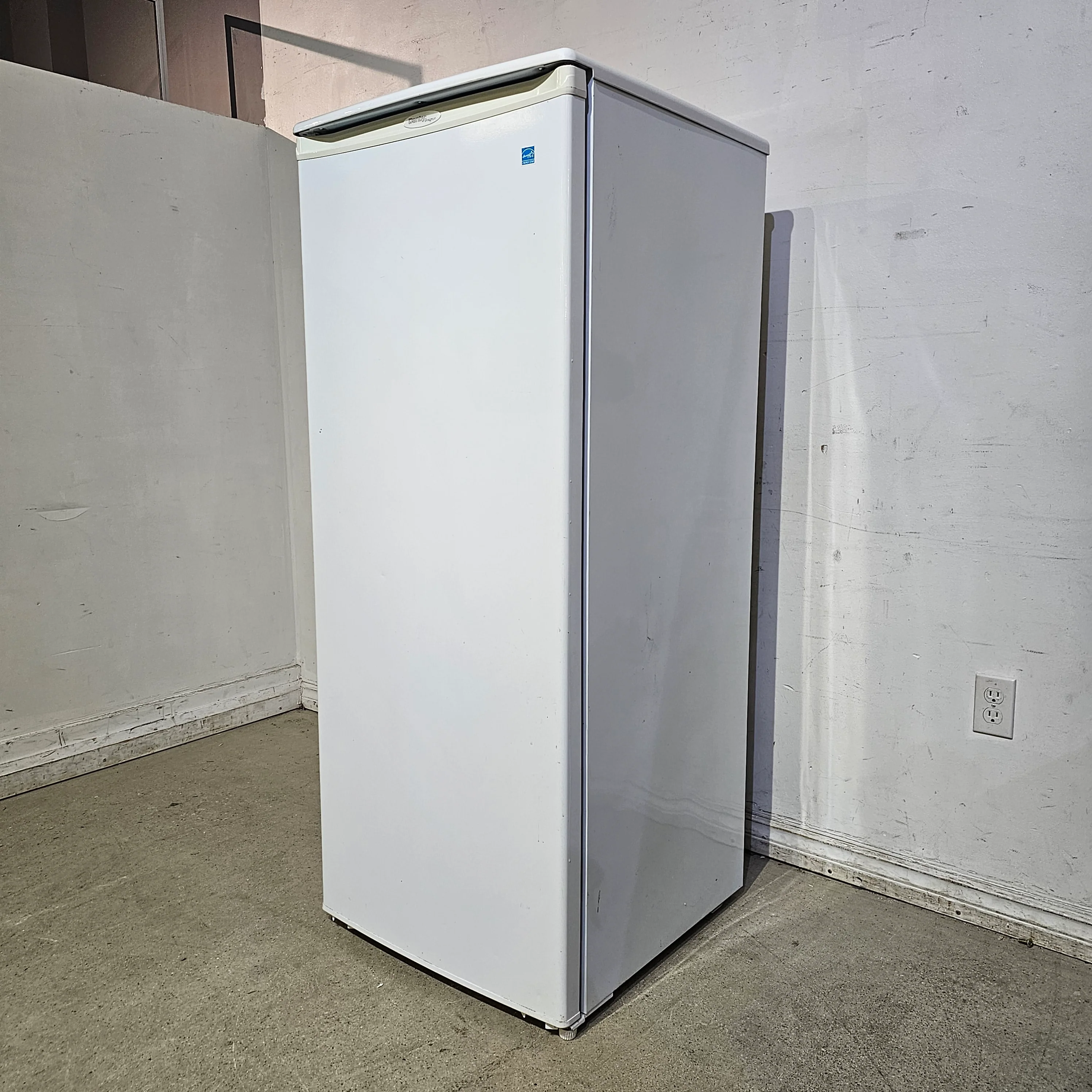 Danby 3.5 cu. ft. Standing Freezer - Image 3