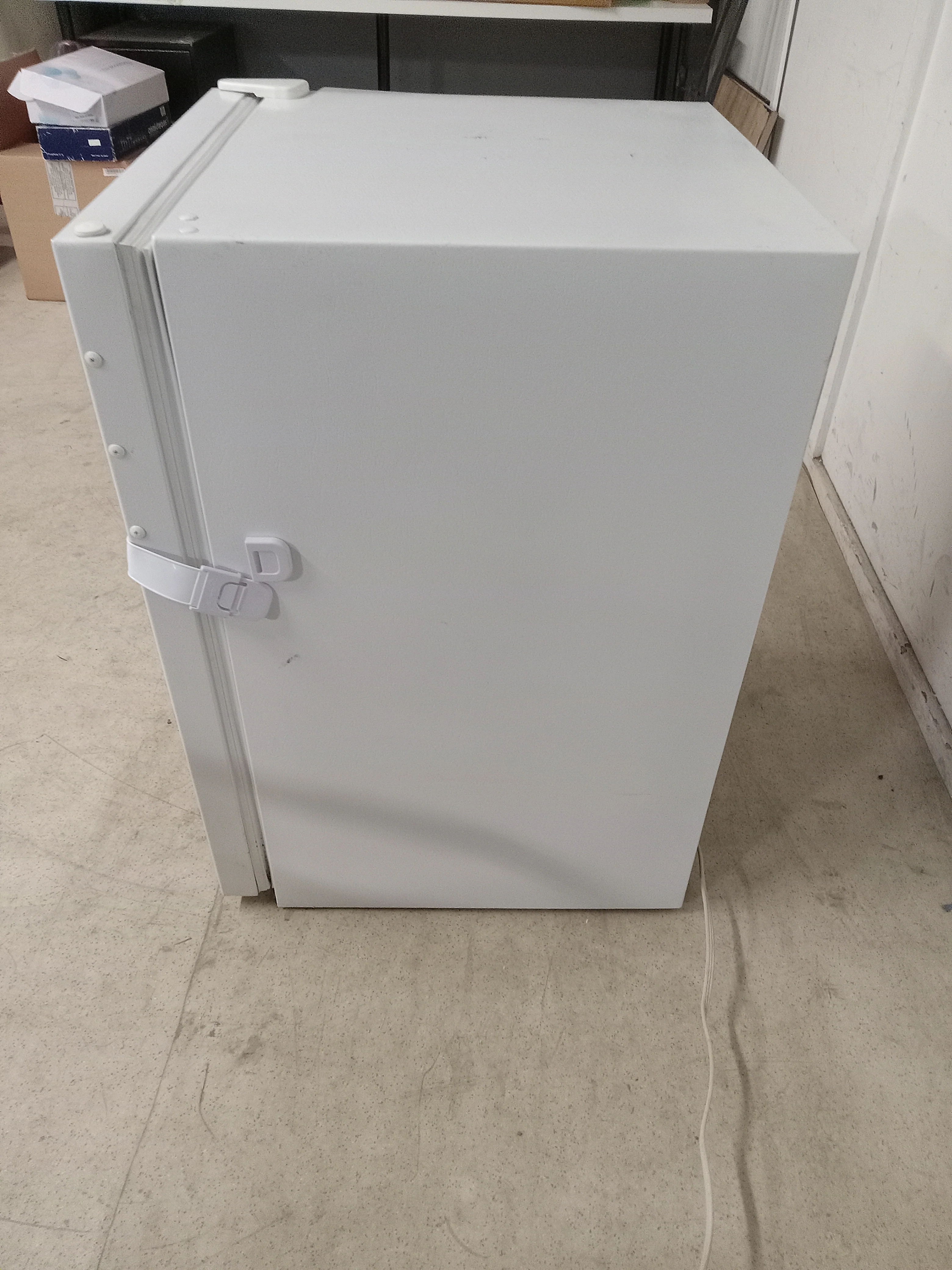 Danby 33" Small Upright Freezer - Image 3