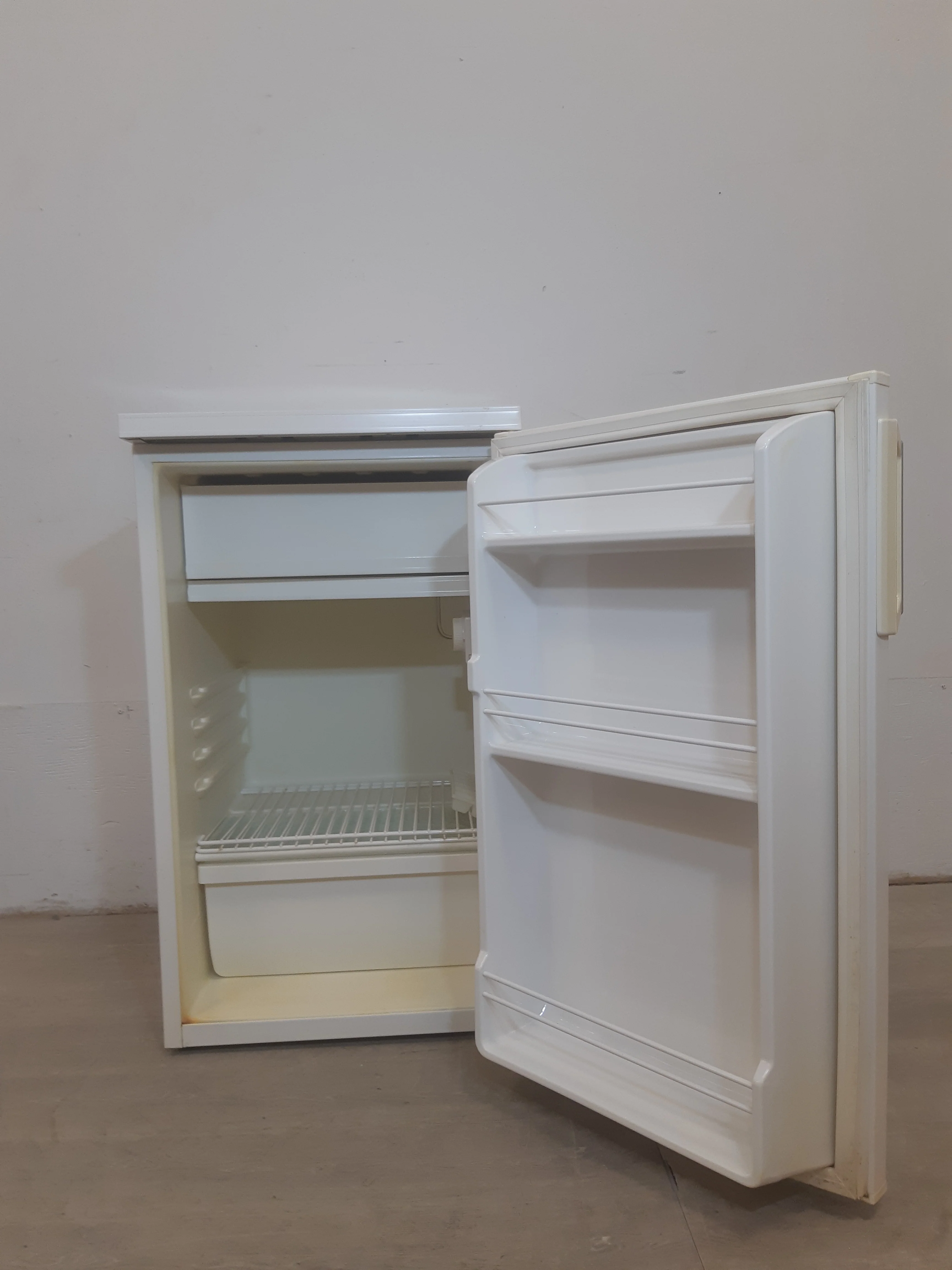Danby Mini Refrigerator - Image 2