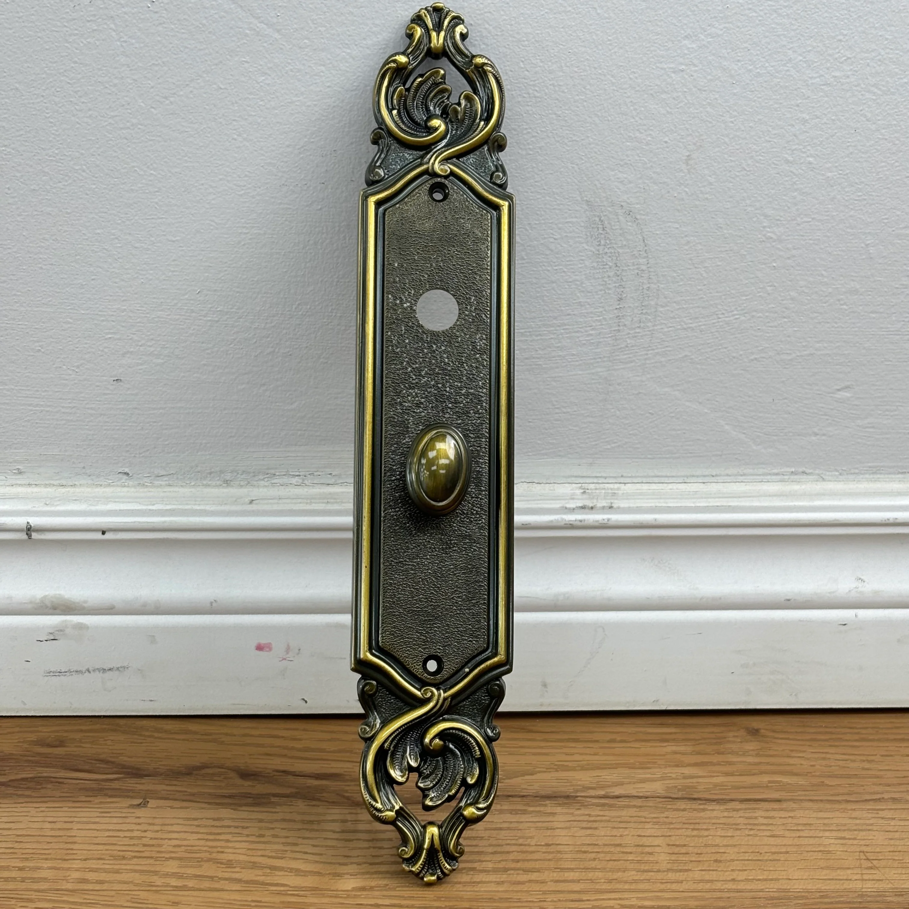 Flat Ornate Door Plate with Knob, 8525U59