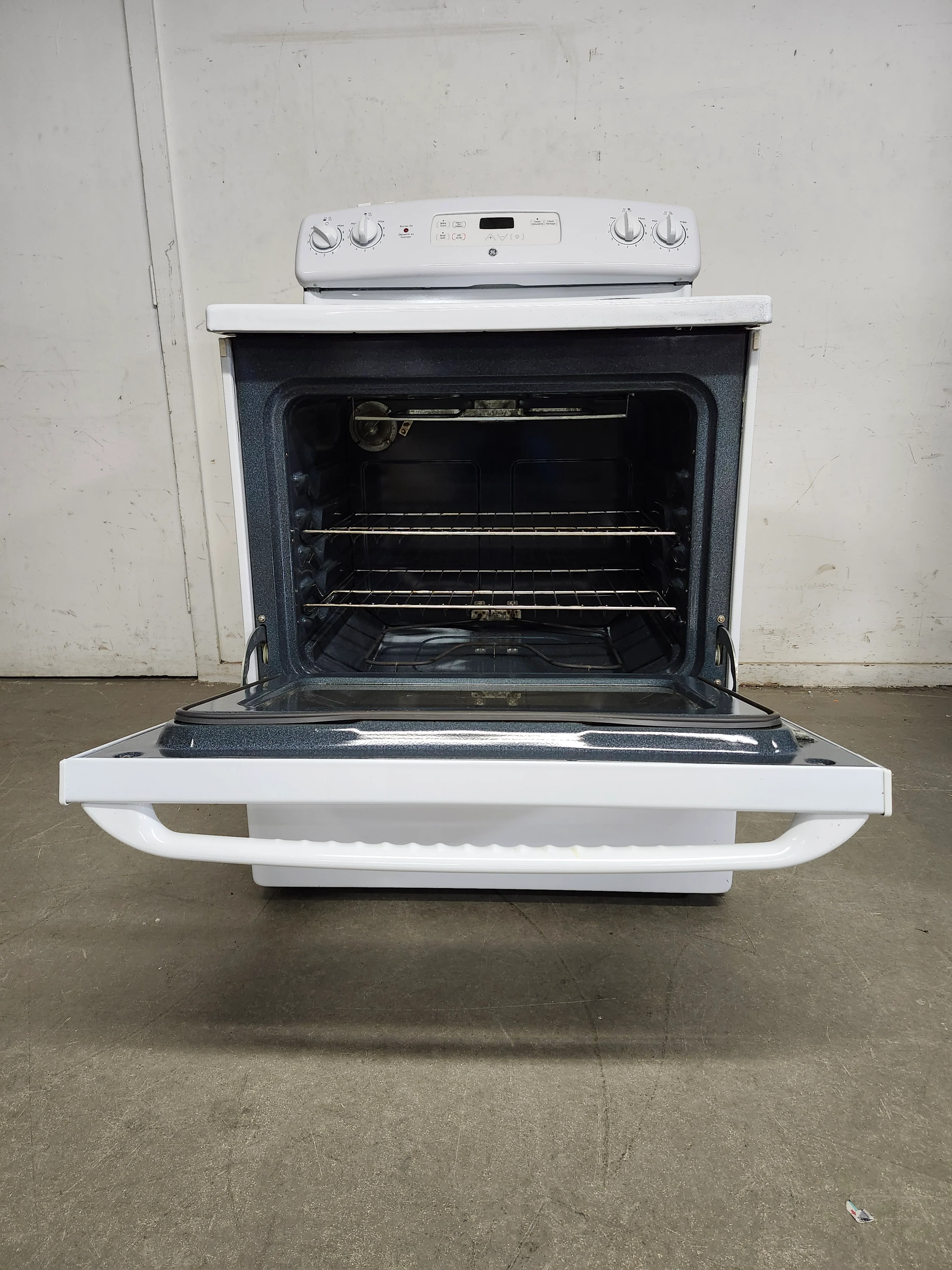 GE Electric Stove (JCBS280DM2WW) - Image 3