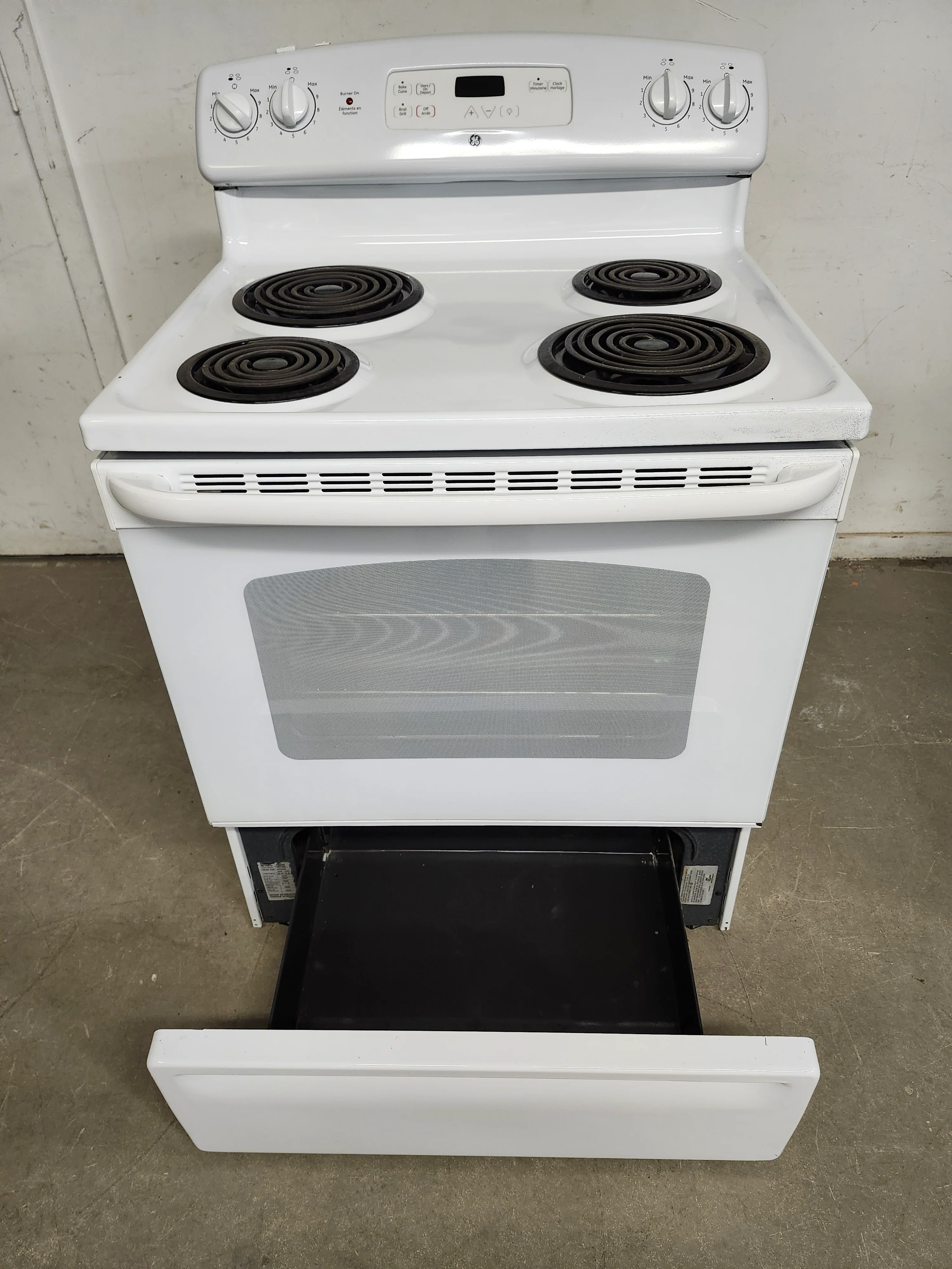 GE Electric Stove (JCBS280DM2WW) - Image 4