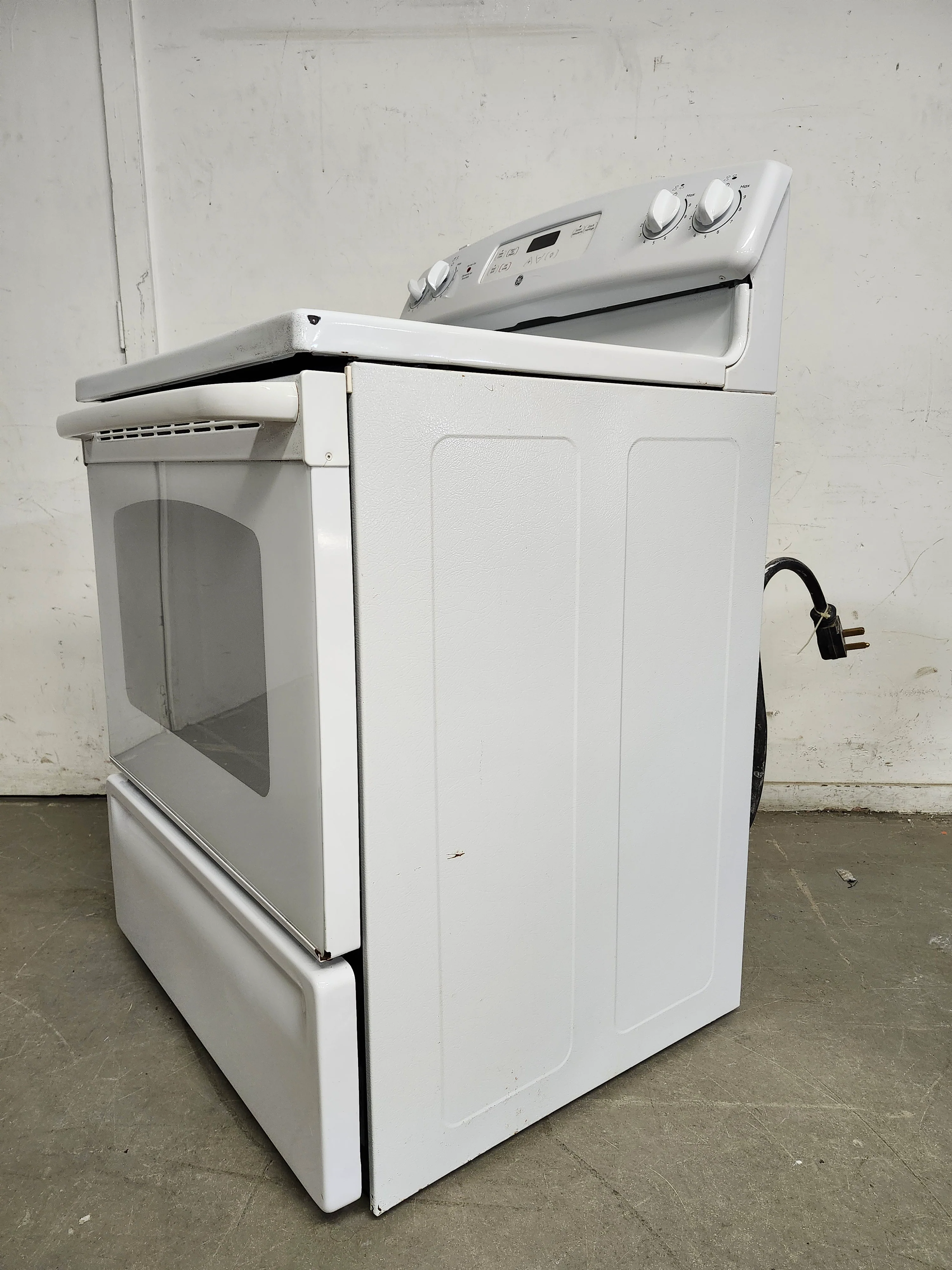 GE Electric Stove (JCBS280DM2WW) - Image 8