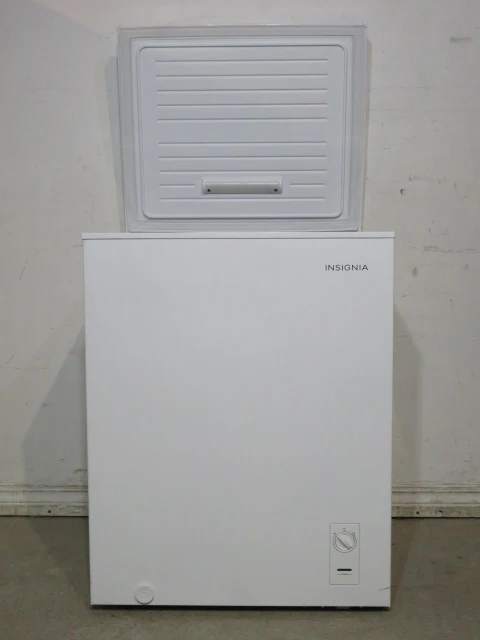 Insignia 5.0 Cu. Ft. Chest Freezer - Image 2