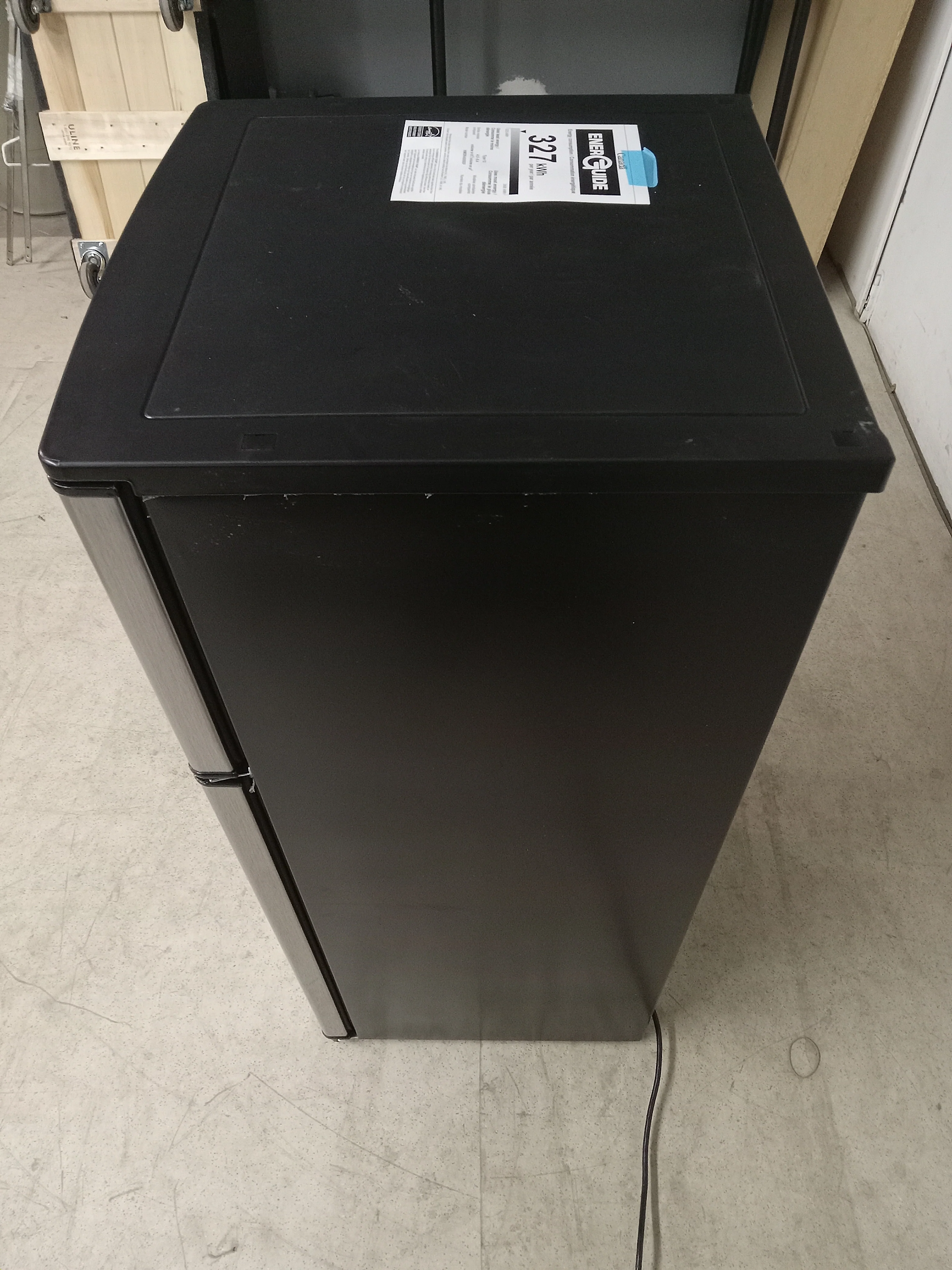 19"W Magic Chef Two Door Refrigerator - Image 4
