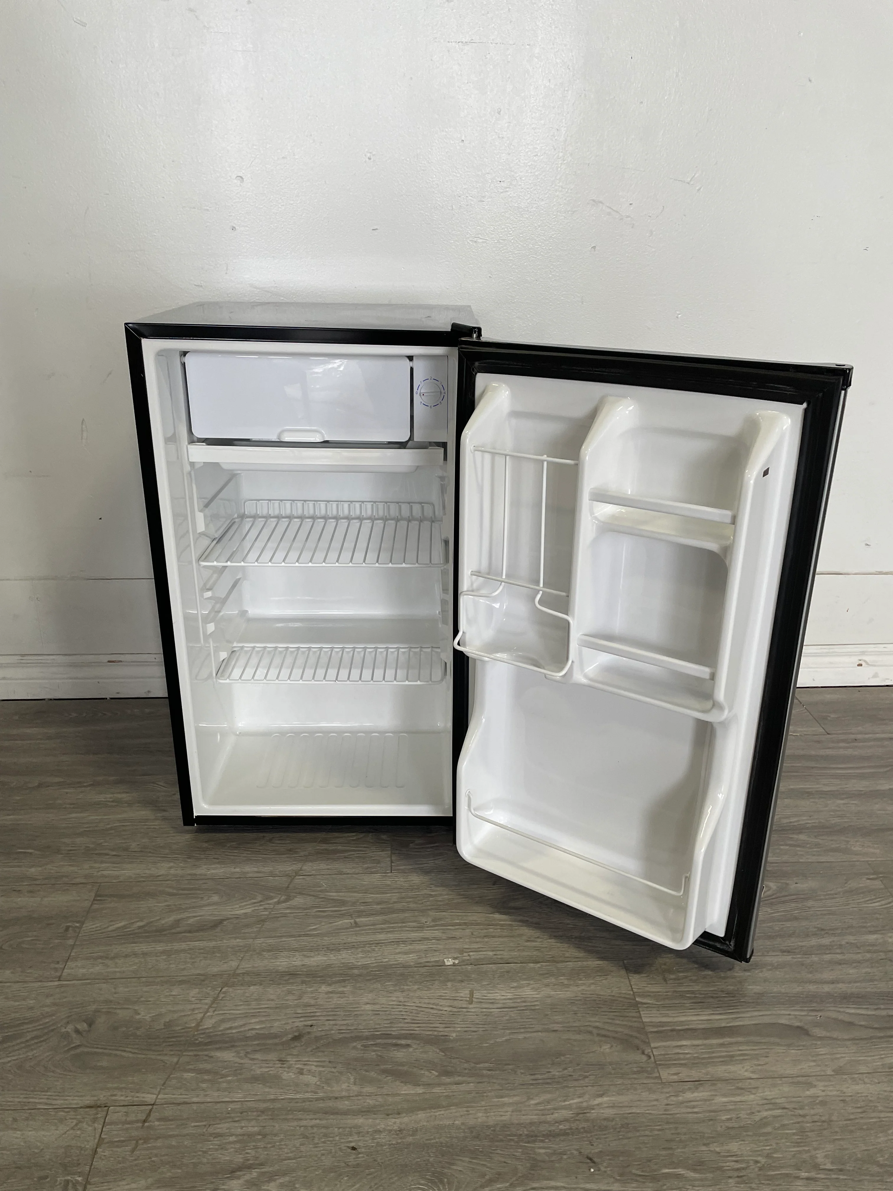 Magic Chef Mini Fridge - Image 2
