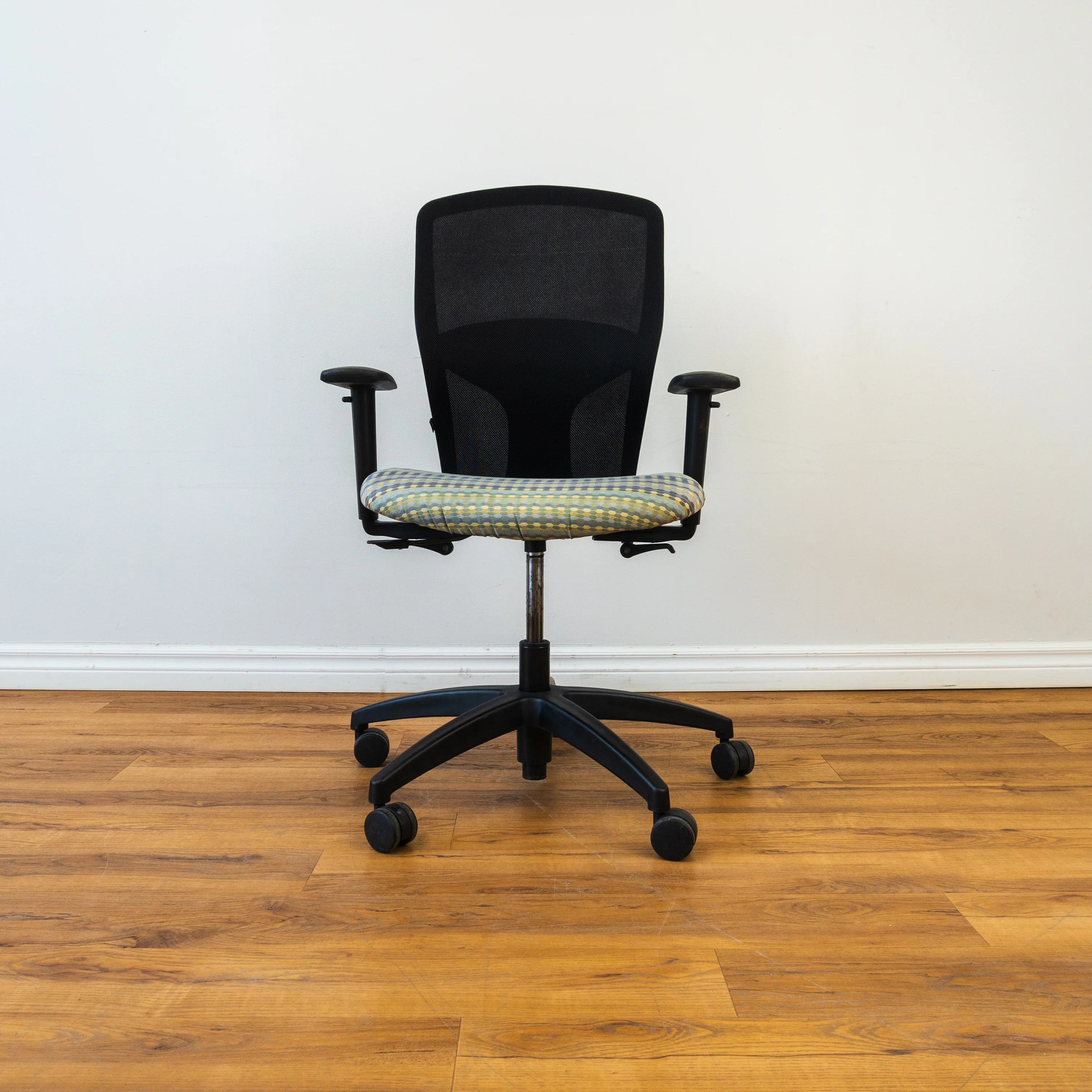Office Chair - Black Mesh/Retro Pattern Fabric - H 40.5" x W28" x D 28" - Image 3