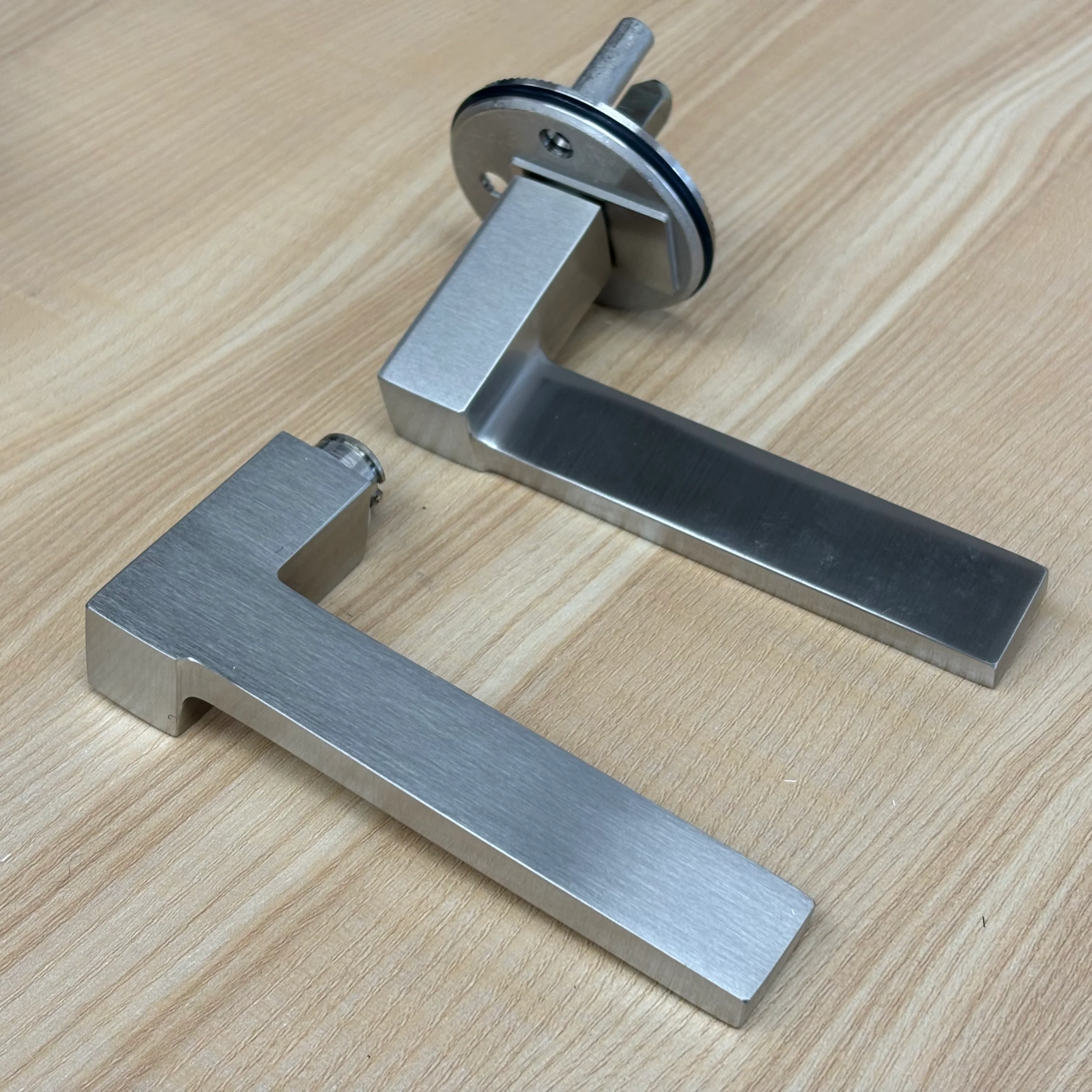 Passage Lever Set, Right Handing in Satin Nickel, 1001LOUMRSRH15 - Image 2