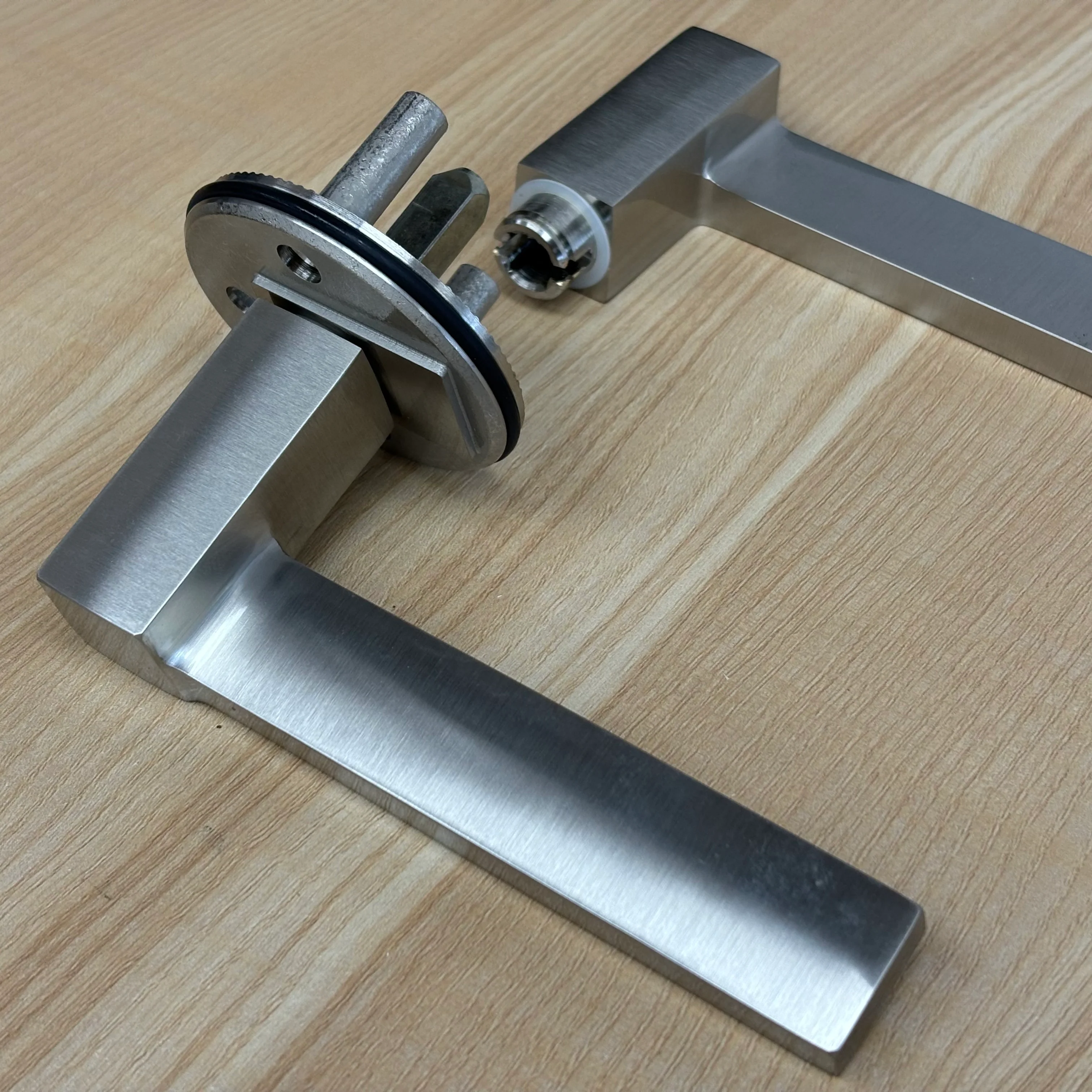 Passage Lever Set, Right Handing in Satin Nickel, 1001LOUMRSRH15 - Image 3