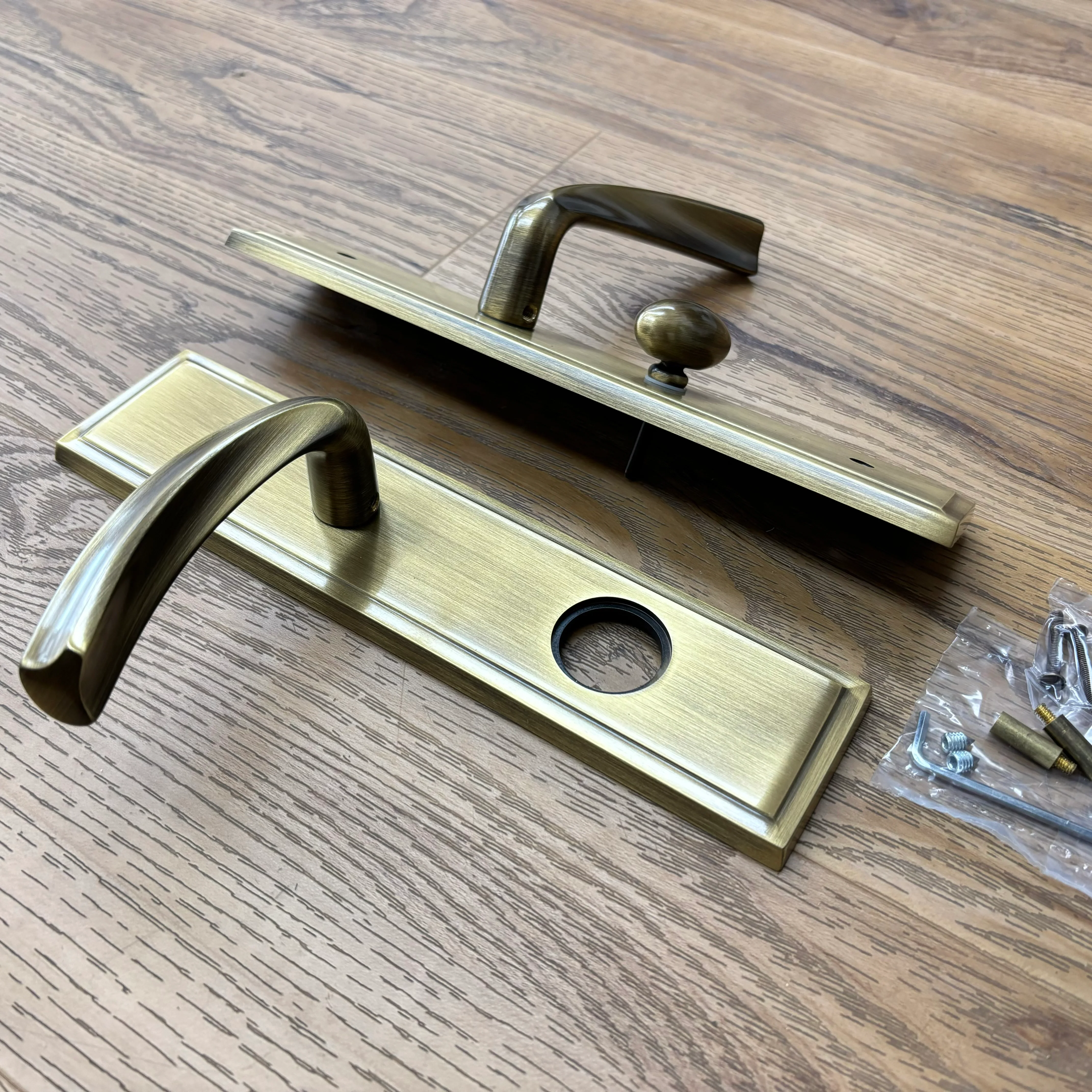 Right-Handed Brass Door Lever Set with Thumb Turn, 8525BOSSEMRHUS5 - Image 3
