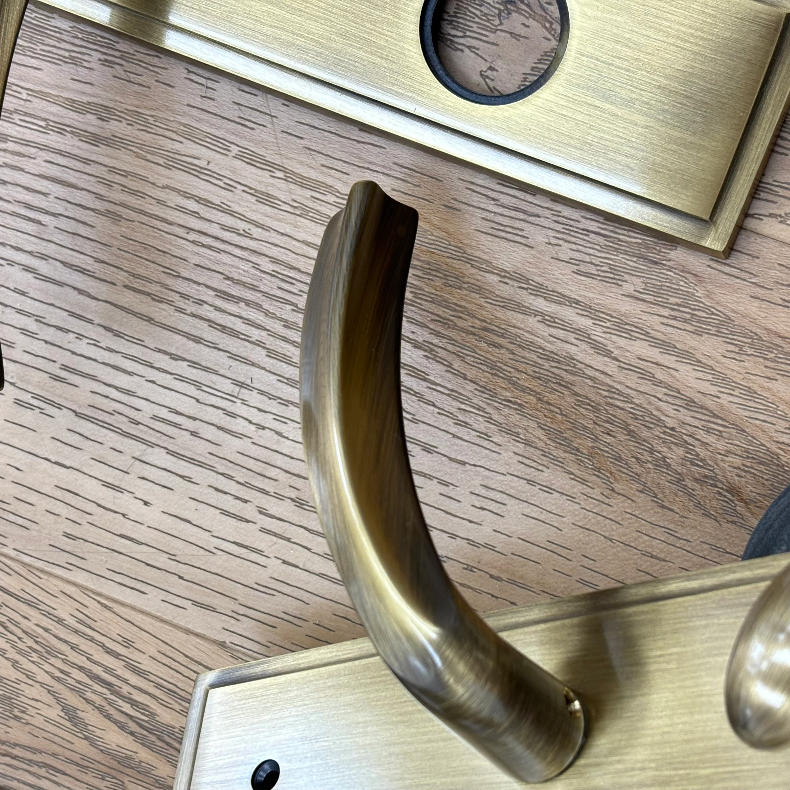Right-Handed Brass Door Lever Set with Thumb Turn, 8525BOSSEMRHUS5 - Image 4