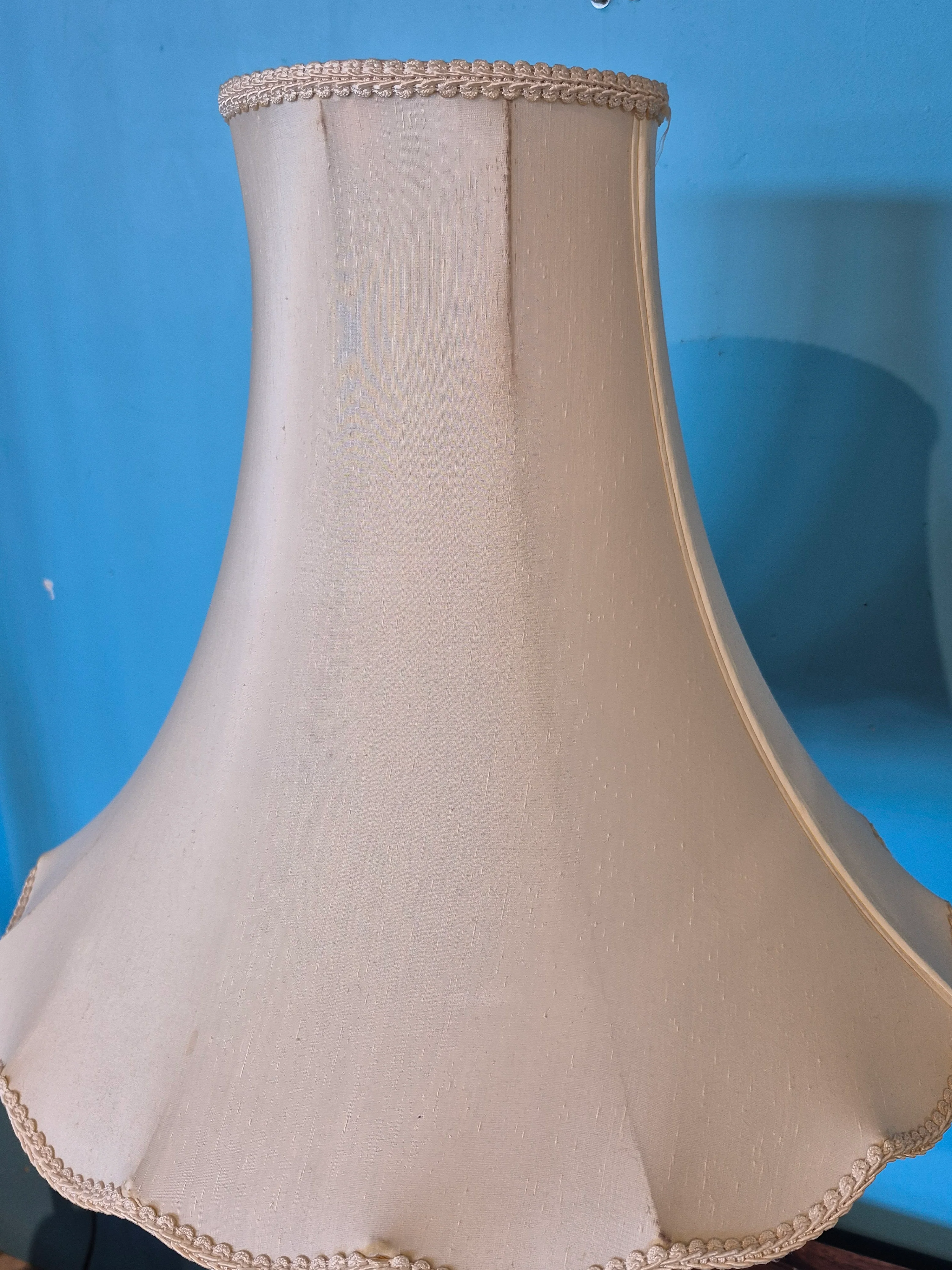 Vintage Pink Satin Glass with Gold Accents MCM Table Lamp - Image 3